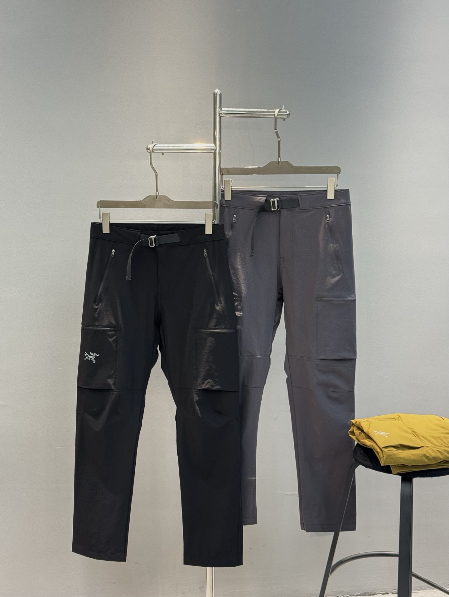 بنطلون رياضي رجالي من ARC'TERYX، مريح، مقاوم للماء، مثالي للأنشطة الخارجية