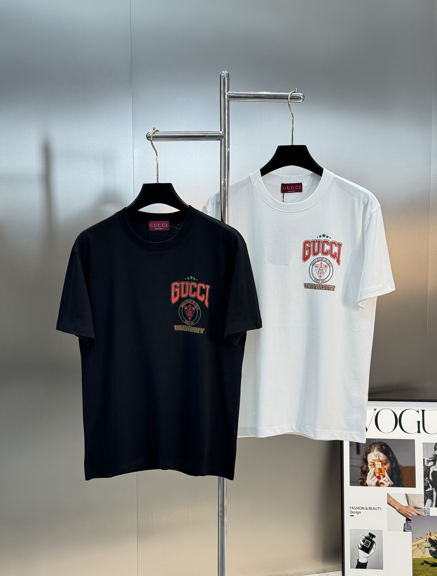 NO:473794,GUCC* trendy brand 25s new round neck T-shirt. The same style as men and women ~ a must-have for trendy people!  Customized brand graphic hot painting technology on the chest. The color layer is clear, age-reducing matching. The color matching is fashionable and beautiful. The overall effect is young and energetic!  The high-grade cotton weight is 260g, and the feel is very comfortable. The feel is delicate and textured. The three standards are in line!  Color black. White. European code Xs-L (175/jin Suggested S), gucci,tees, t-shirt, alexander wang19860909GUCC*潮牌25s新款圆领T恤.男女同款～潮人必备！胸前定制品牌图形烫画工艺.色彩层次分明.减龄搭配.色彩搭配时尚好看.整体效果年轻有活力！高克重260g棉材质精制而成,着感手感都相当舒适.手感细腻有质感.三标齐！颜色黑色.白色.欧码Xs-L（175/斤建议S）,,gucci,tees，t-shirt,alexander wang,Men's clothing