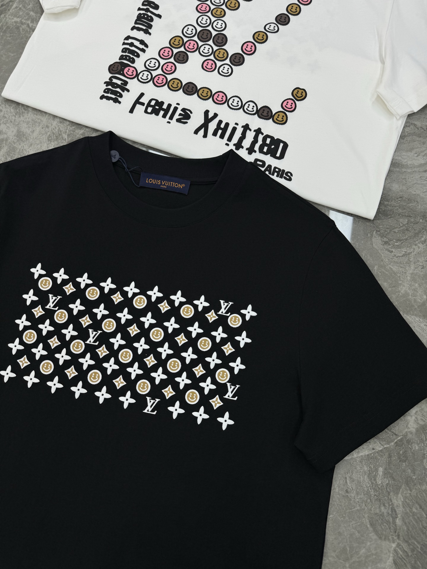 
驴牌*25s新款T恤.男女同款！丝光棉烫画工艺.品牌字母图形打造.时尚好看.潮男时尚感强.干净清爽简单