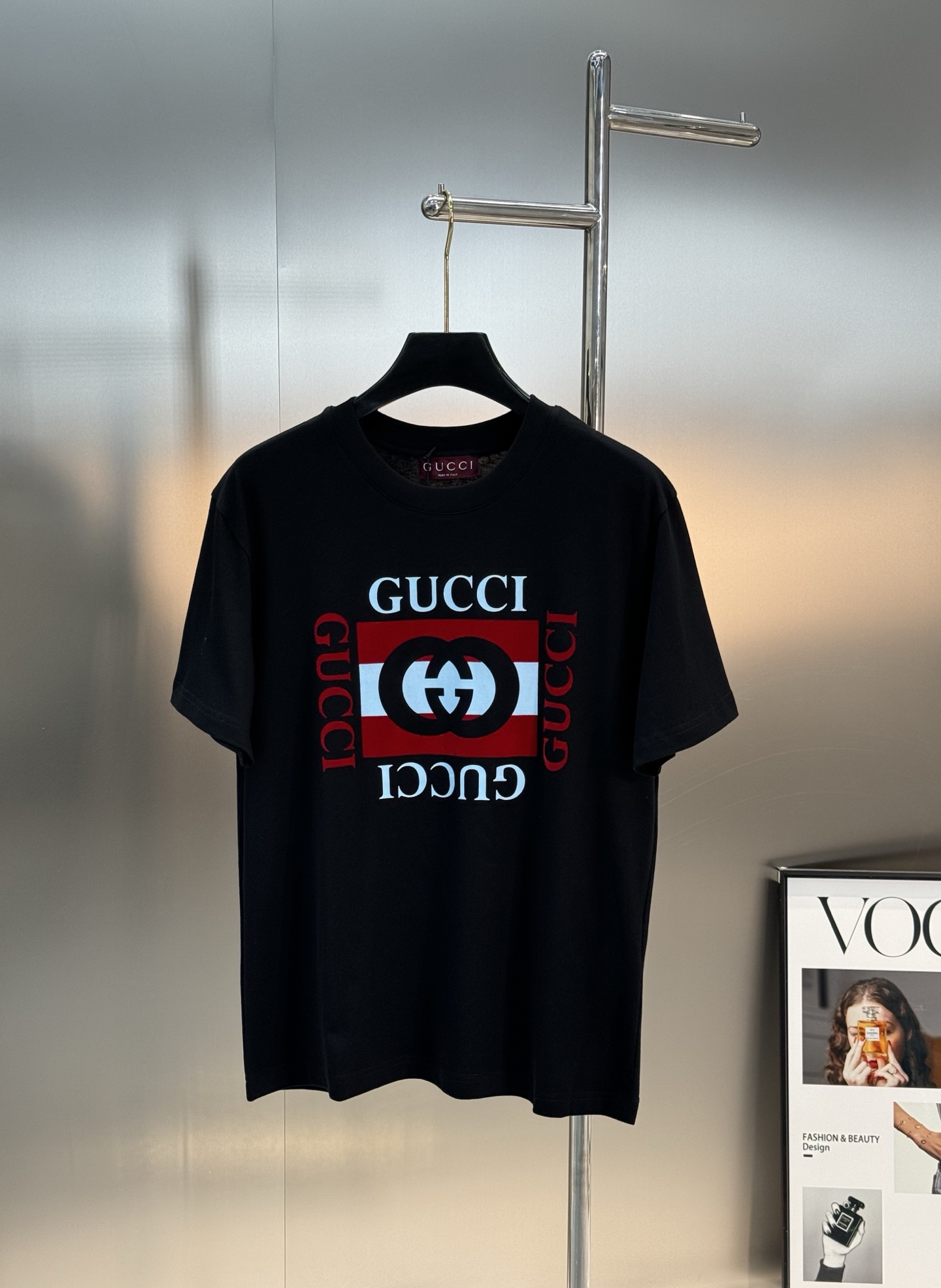 
        GUCC*潮牌25s新款圆领T恤.男女同款～潮人必备！胸前定制品牌图形烫画工艺.色彩减