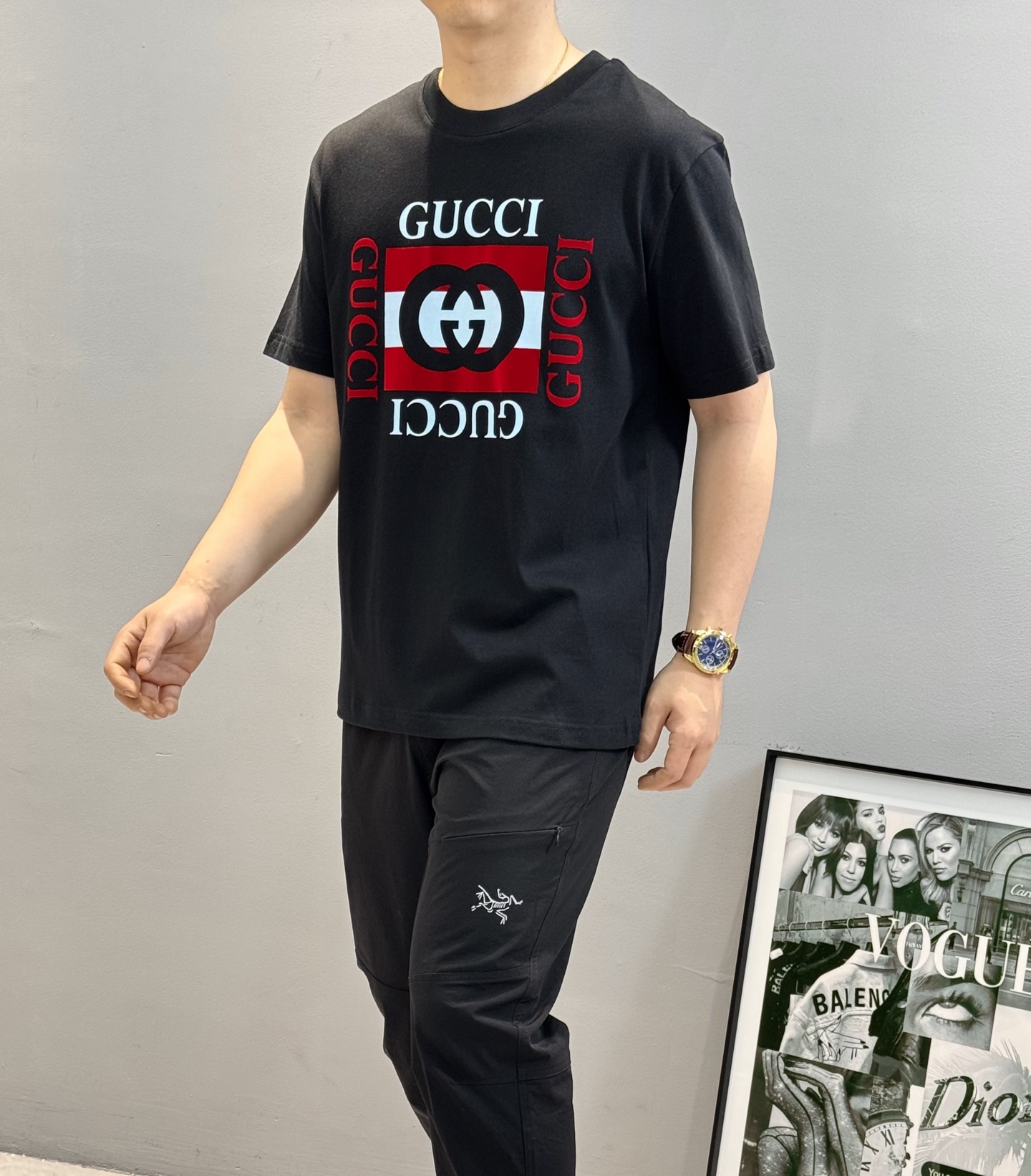 
        GUCC*潮牌25s新款圆领T恤.男女同款～潮人必备！胸前定制品牌图形烫画工艺.色彩减