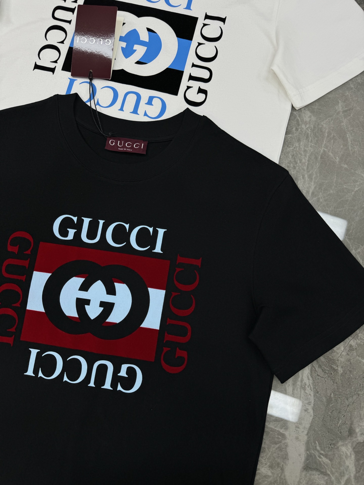 
        GUCC*潮牌25s新款圆领T恤.男女同款～潮人必备！胸前定制品牌图形烫画工艺.色彩减