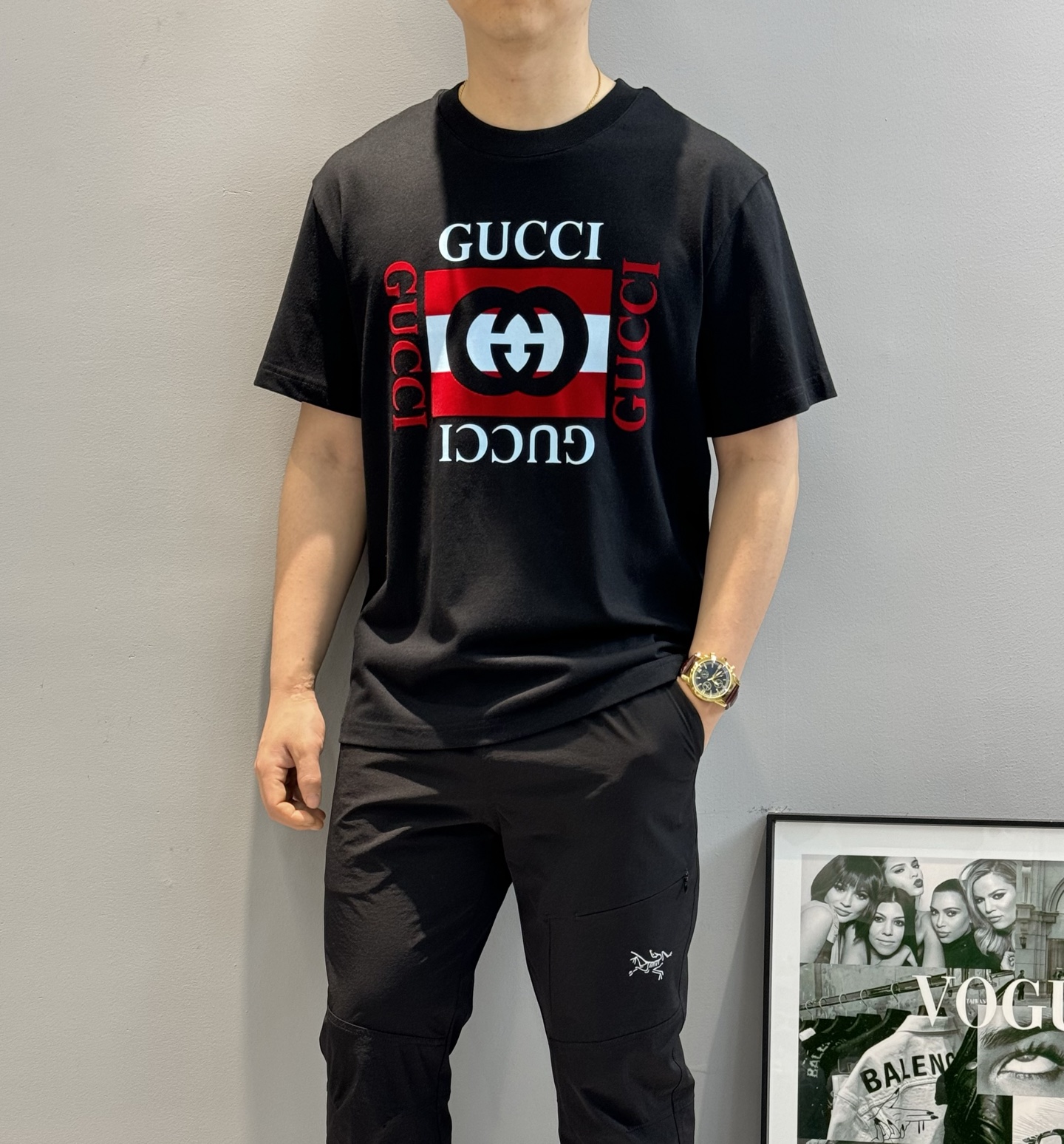 
        GUCC*潮牌25s新款圆领T恤.男女同款～潮人必备！胸前定制品牌图形烫画工艺.色彩减
