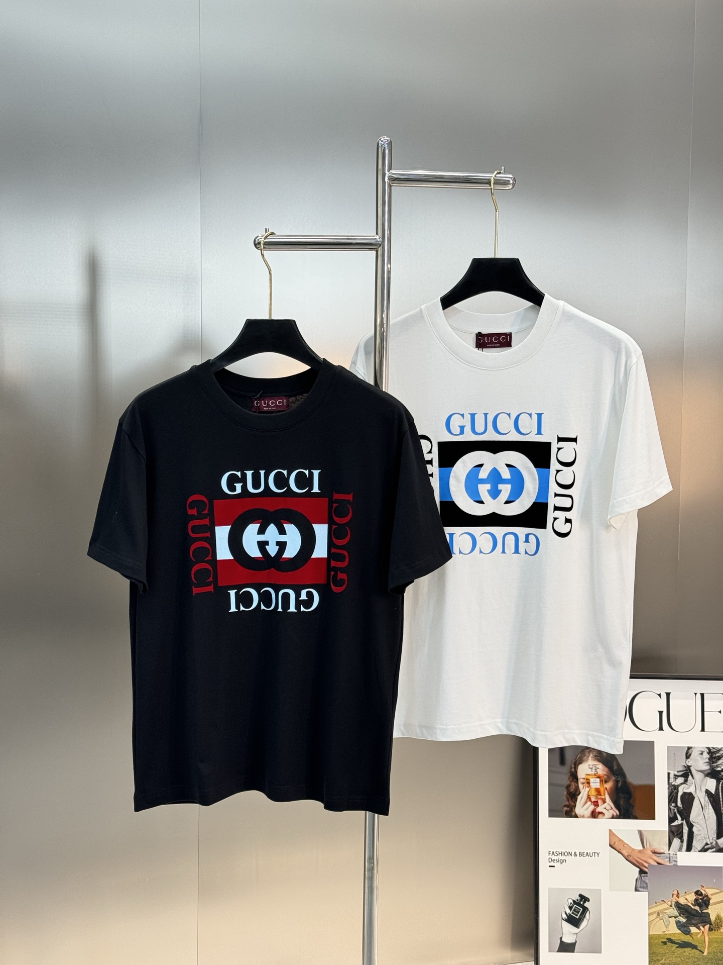 
        GUCC*潮牌25s新款圆领T恤.男女同款～潮人必备！胸前定制品牌图形烫画工艺.色彩减