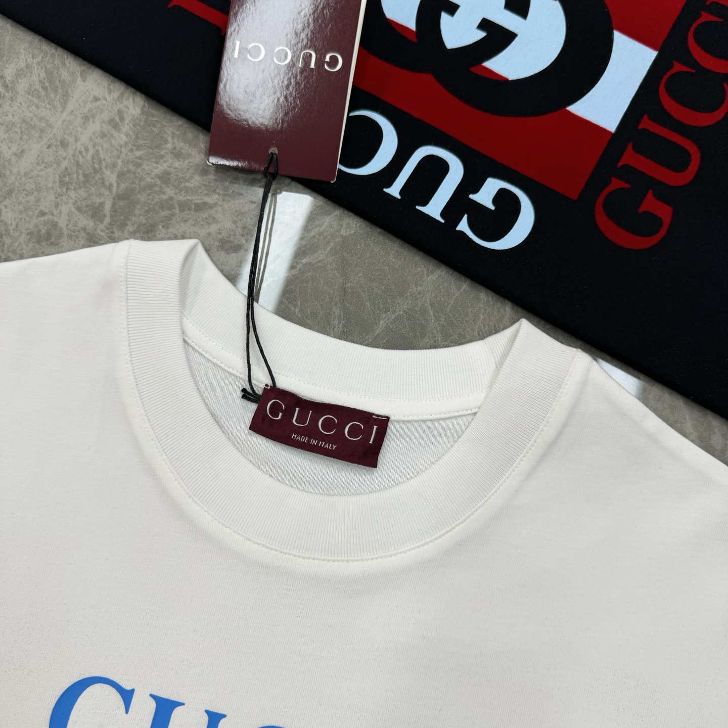 
        GUCC*潮牌25s新款圆领T恤.男女同款～潮人必备！胸前定制品牌图形烫画工艺.色彩减