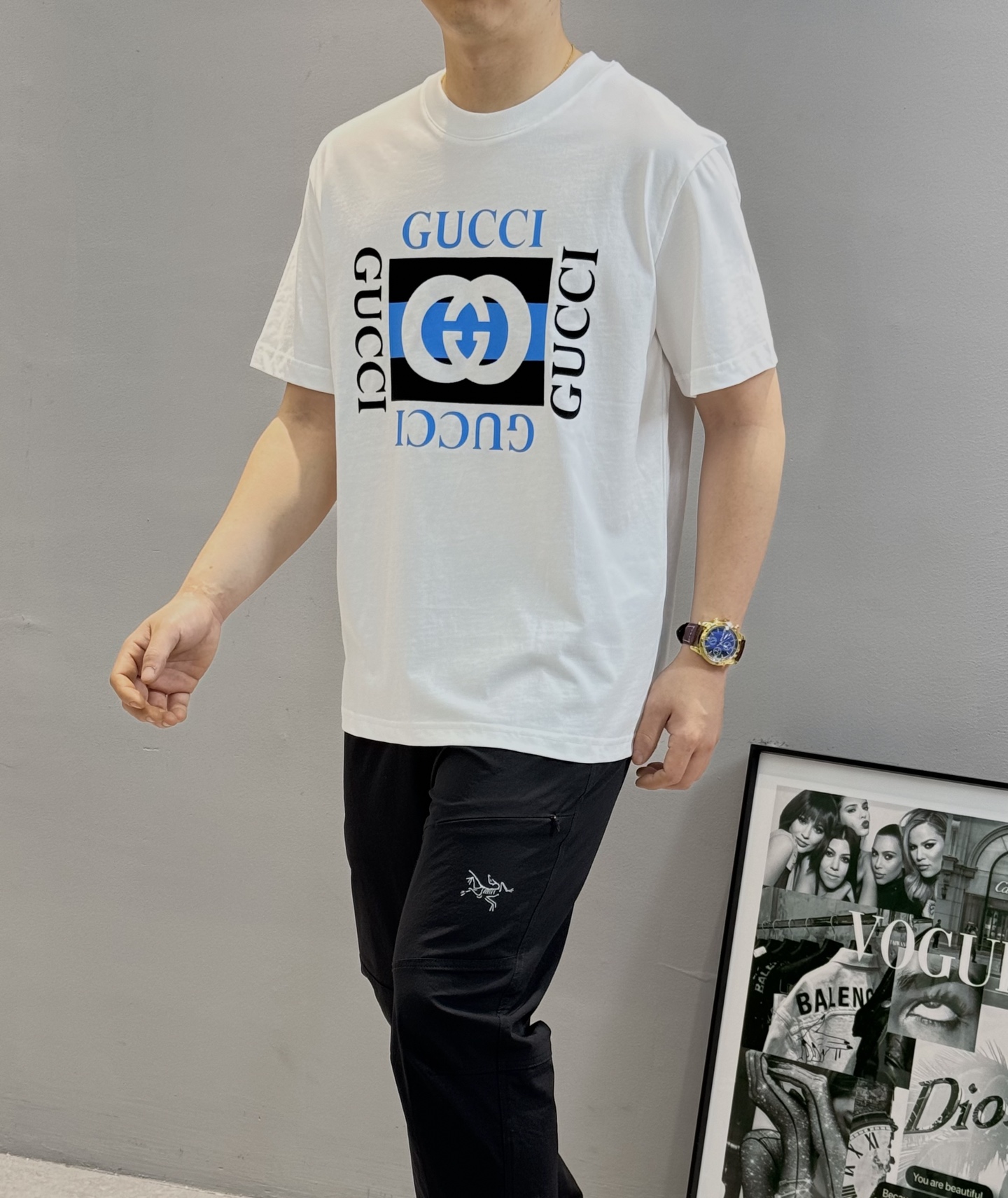 
        GUCC*潮牌25s新款圆领T恤.男女同款～潮人必备！胸前定制品牌图形烫画工艺.色彩减