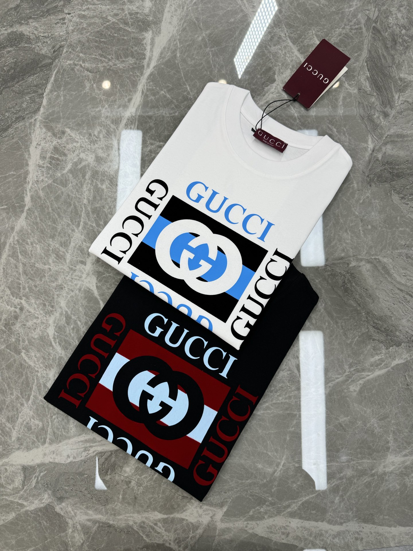 
        GUCC*潮牌25s新款圆领T恤.男女同款～潮人必备！胸前定制品牌图形烫画工艺.色彩减