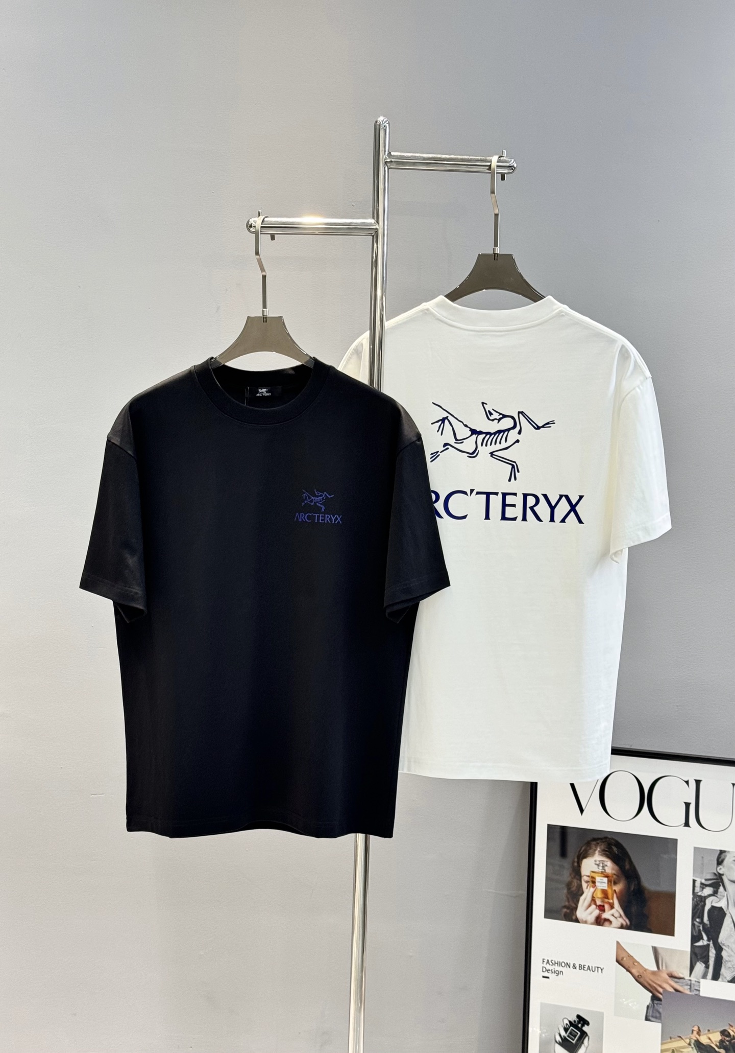 NO:464806,ARC'TERY*'s ancestor - Bird 25s popular products recommended. The same style as men and women!  High-quality and high-end version, this three-dimensional graphic hot-painted design for the letters on the chest and side back. The blue font design is particularly fresh, making the entire pattern extremely three-dimensional!  It is made of 280g pure cotton. The fabric is soft and comfortable!  Three-standard color ~ black and white. European code S-XL micro-expanded version (2xl.3xl can be customized)/jin recommended M, alexander wang19860909ARC'TERY*始祖-鸟25s爆款推荐.男女同款！高品质高版本,此款胸前及侧后背字母Logo立体图形烫画设计.蓝色字体设计尤为新鲜.使得整个的图案极为立体！采用280g纯棉质地.面料柔软舒适！三标齐～颜色黑色.白色.欧码S-XL微扩版型（2xl.3xl可订做）/斤建议M,,alexander wang,Men's clothing