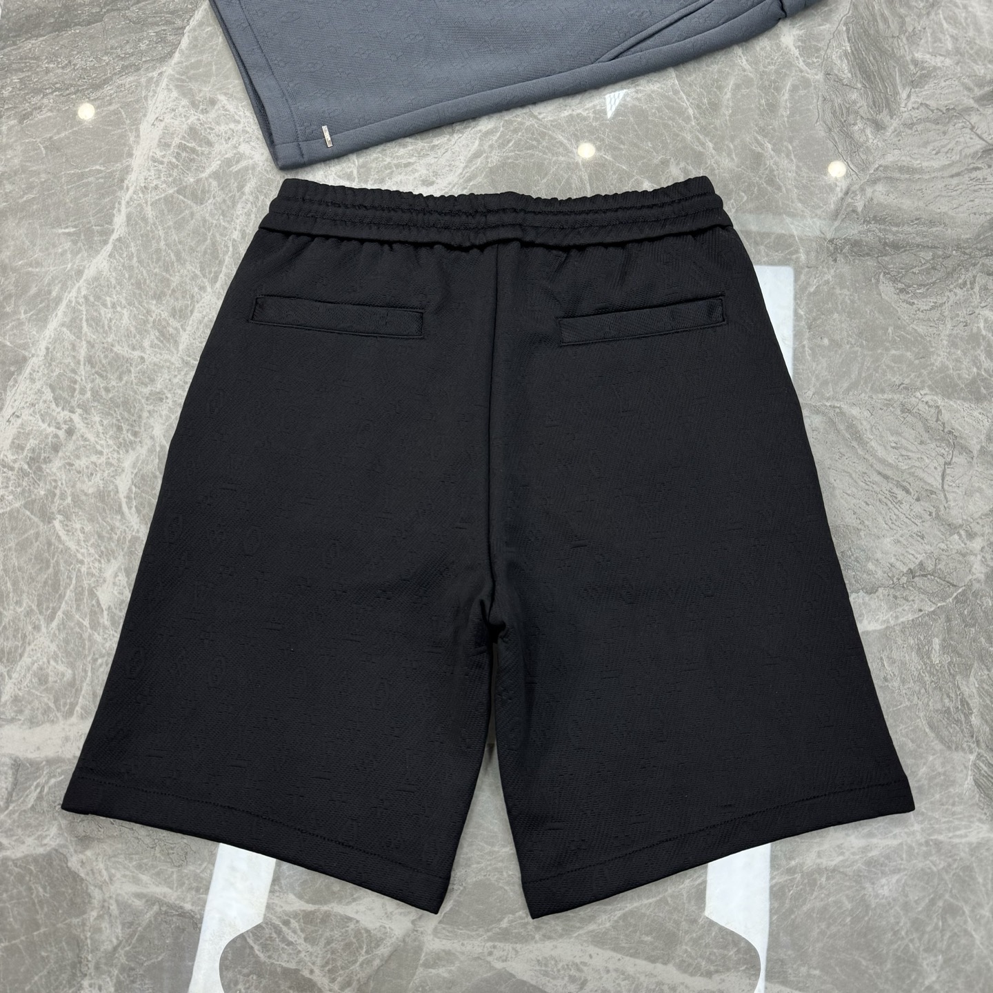 
        LV  Monogram 提花短裤.25s推荐单品✅本款短裤全幅铺陈Monogram提