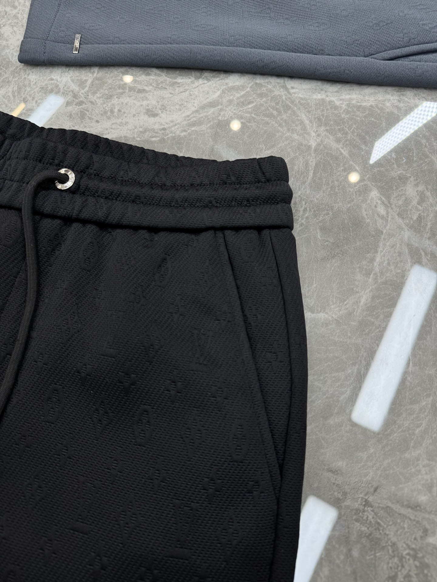 
        LV  Monogram 提花短裤.25s推荐单品✅本款短裤全幅铺陈Monogram提