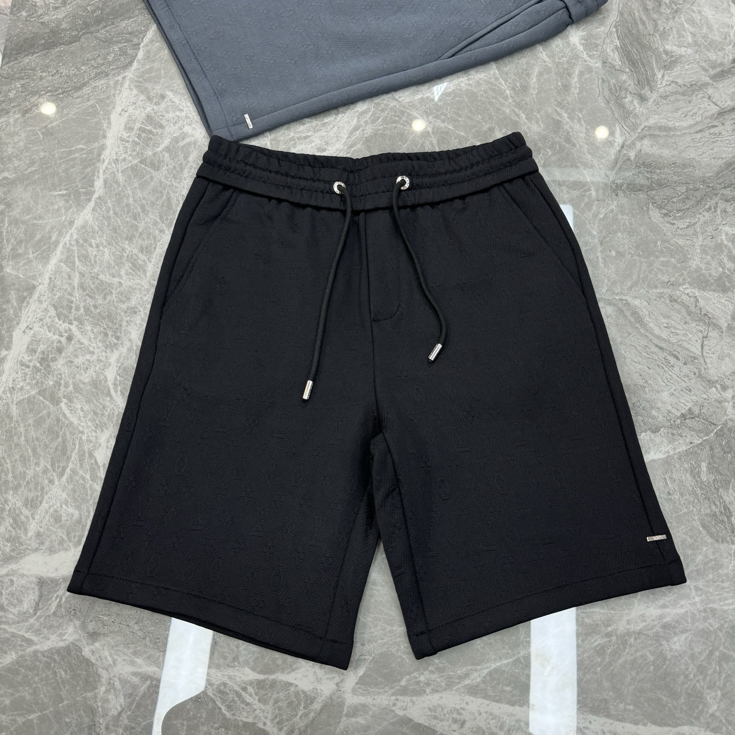 
        LV  Monogram 提花短裤.25s推荐单品✅本款短裤全幅铺陈Monogram提