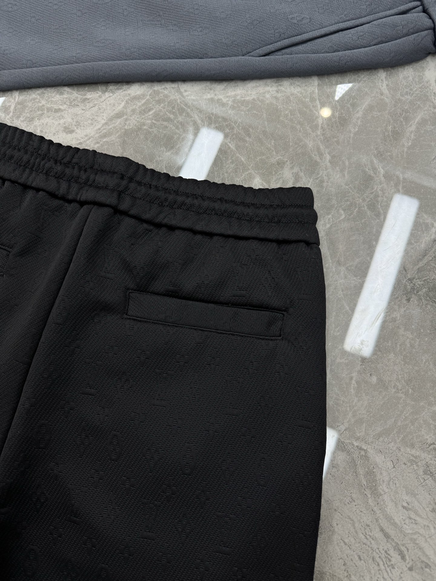 
        LV  Monogram 提花短裤.25s推荐单品✅本款短裤全幅铺陈Monogram提