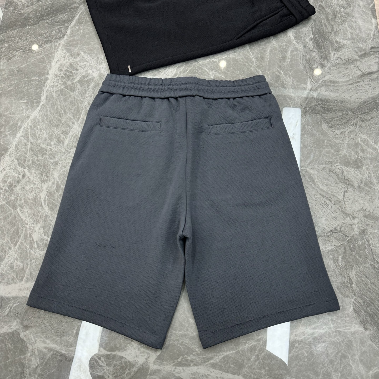 
        LV  Monogram 提花短裤.25s推荐单品✅本款短裤全幅铺陈Monogram提