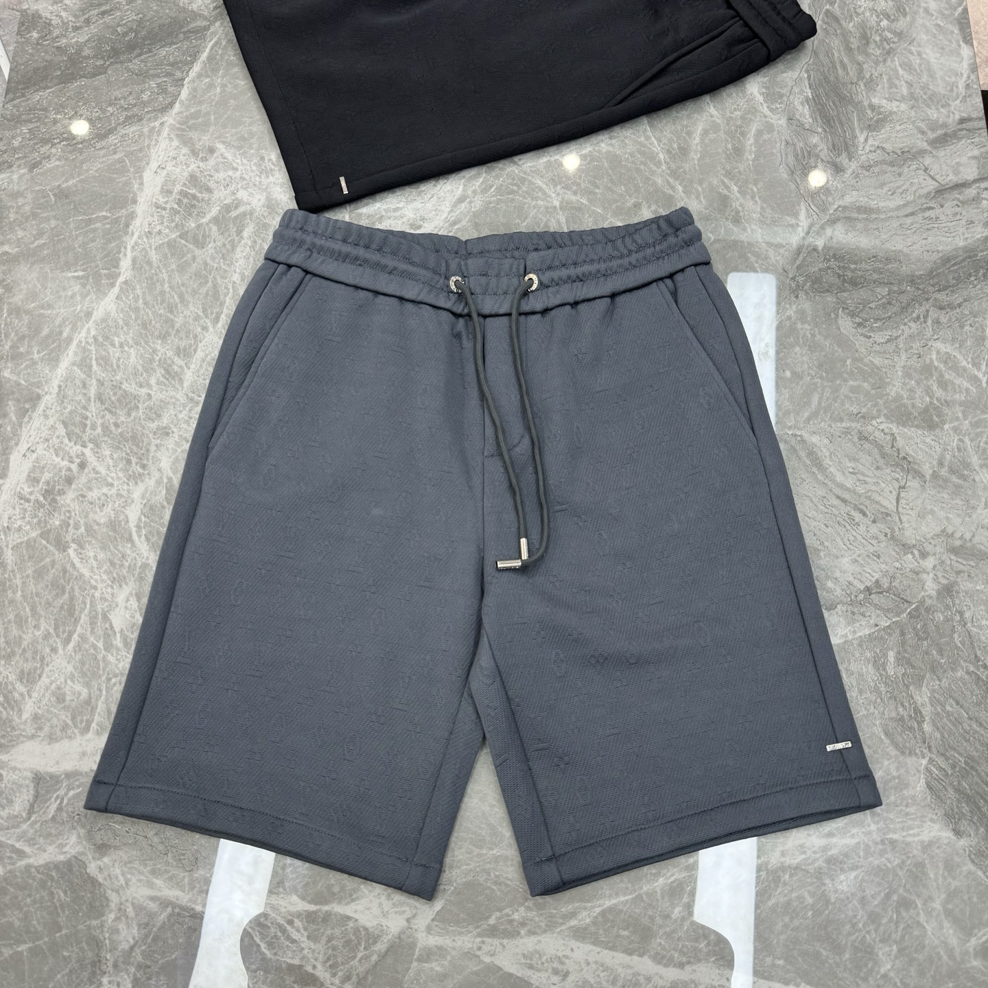 
        LV  Monogram 提花短裤.25s推荐单品✅本款短裤全幅铺陈Monogram提