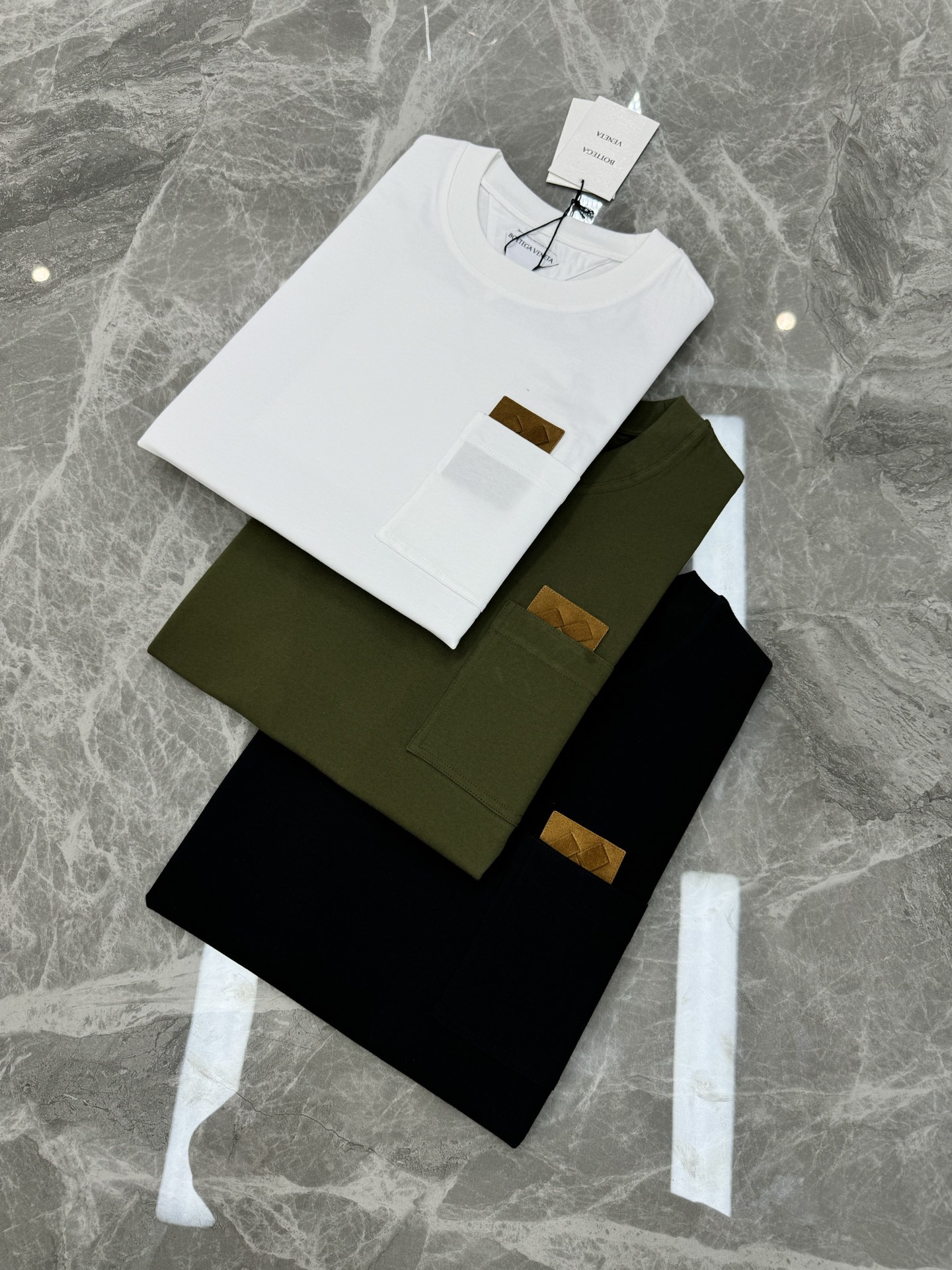 
        BOTTEG VENET* 葆蝶家25SS春夏新品高克重微宽松T恤，前身极简设计，口袋