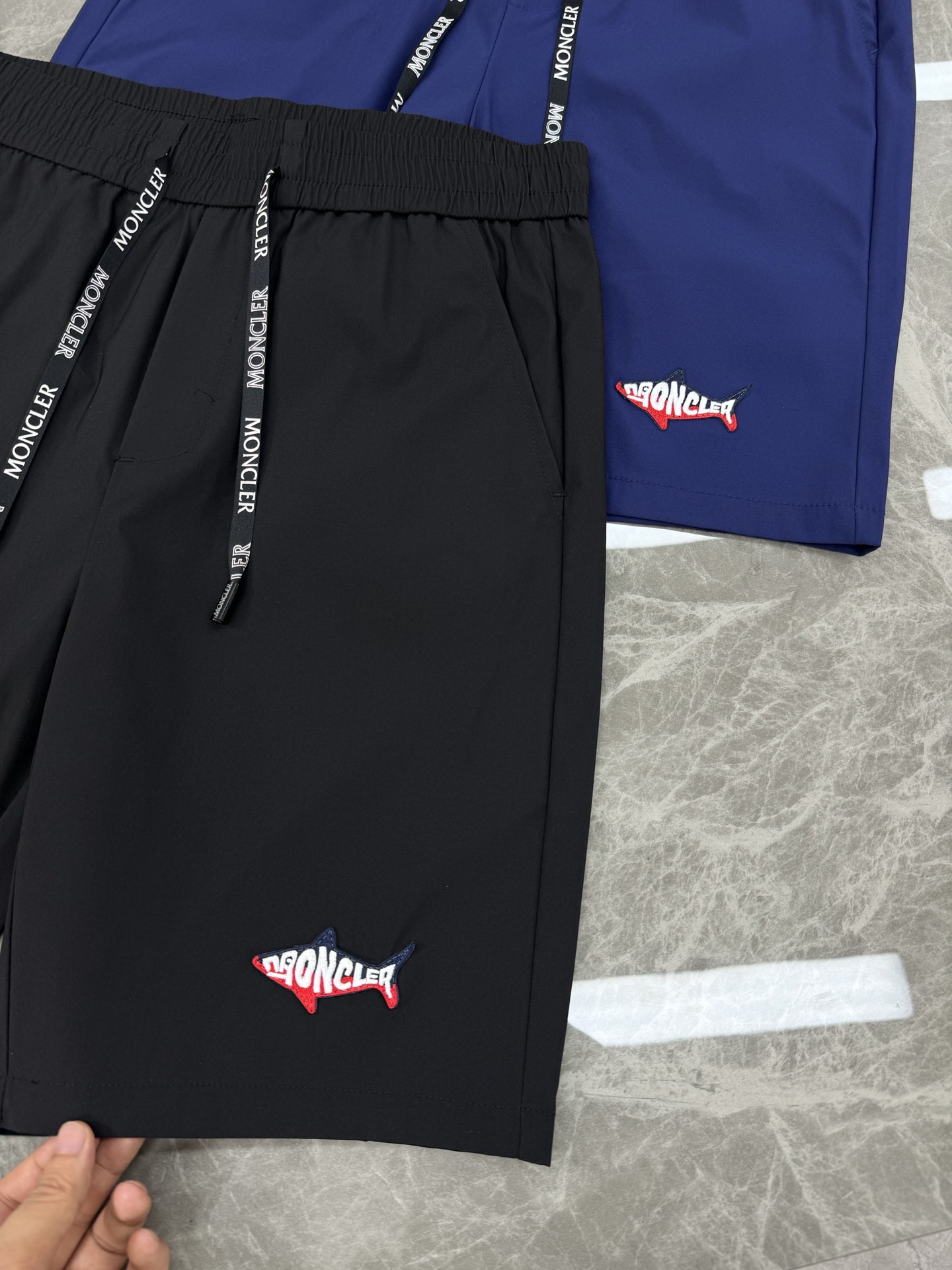 Moncler蒙口新款25s五分短裤！冰爽舒适.品牌LoGO鱼形绣花标识.经典字母搭配.后口袋小帽子章仔