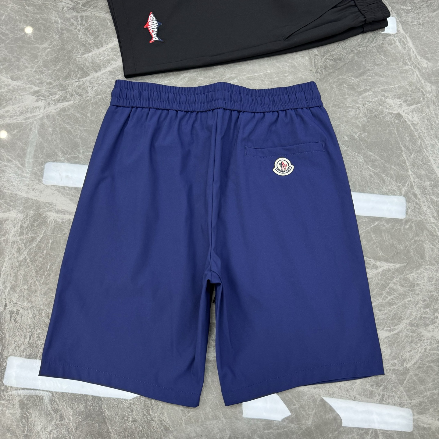 Moncler蒙口新款25s五分短裤！冰爽舒适.品牌LoGO鱼形绣花标识.经典字母搭配.后口袋小帽子章仔