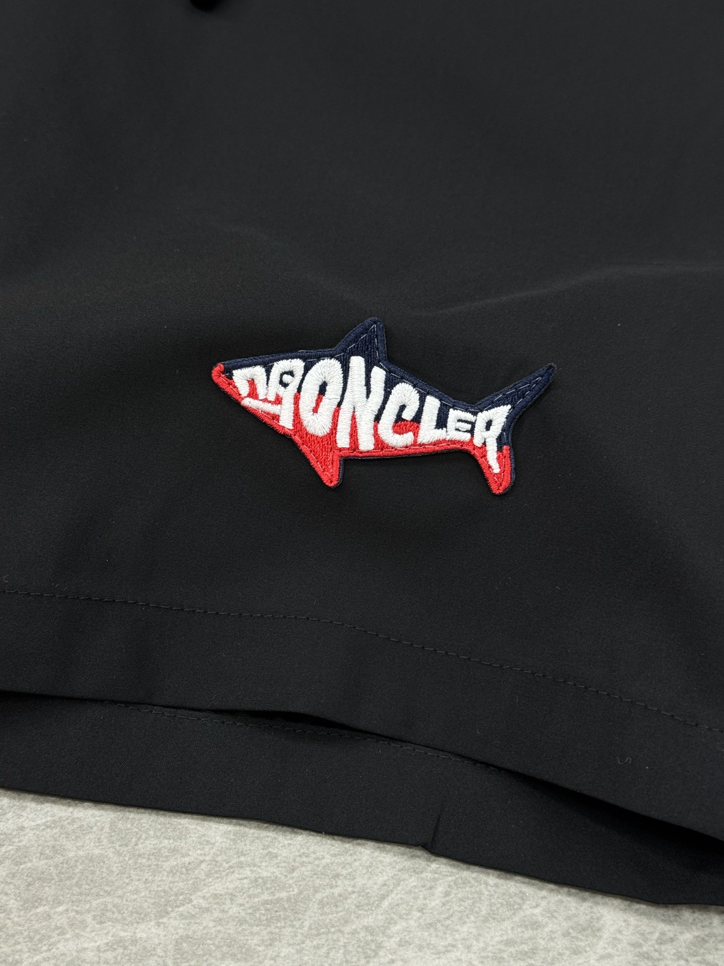 Moncler蒙口新款25s五分短裤！冰爽舒适.品牌LoGO鱼形绣花标识.经典字母搭配.后口袋小帽子章仔