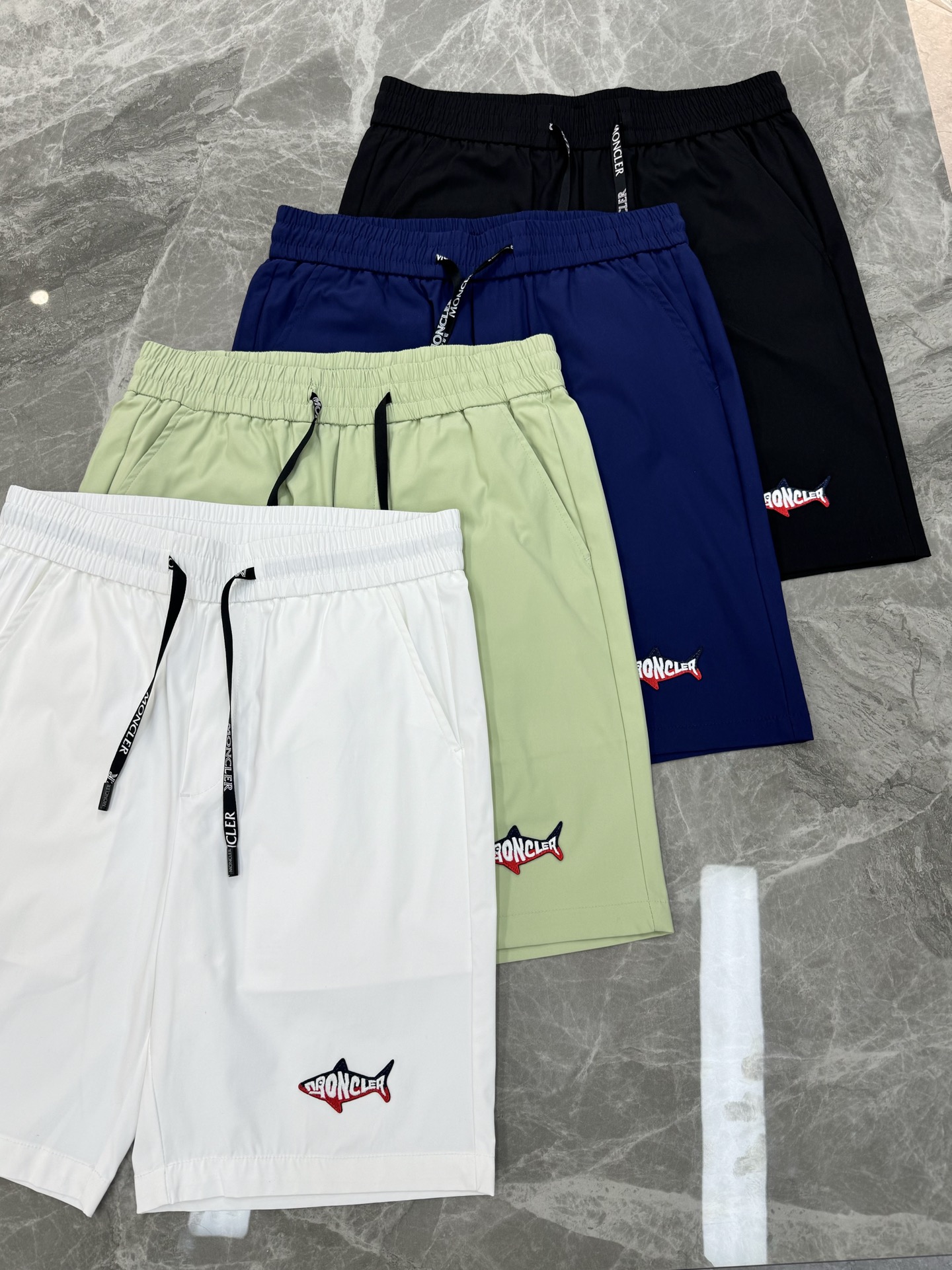 Moncler蒙口新款25s五分短裤！冰爽舒适.品牌LoGO鱼形绣花标识.经典字母搭配.后口袋小帽子章仔