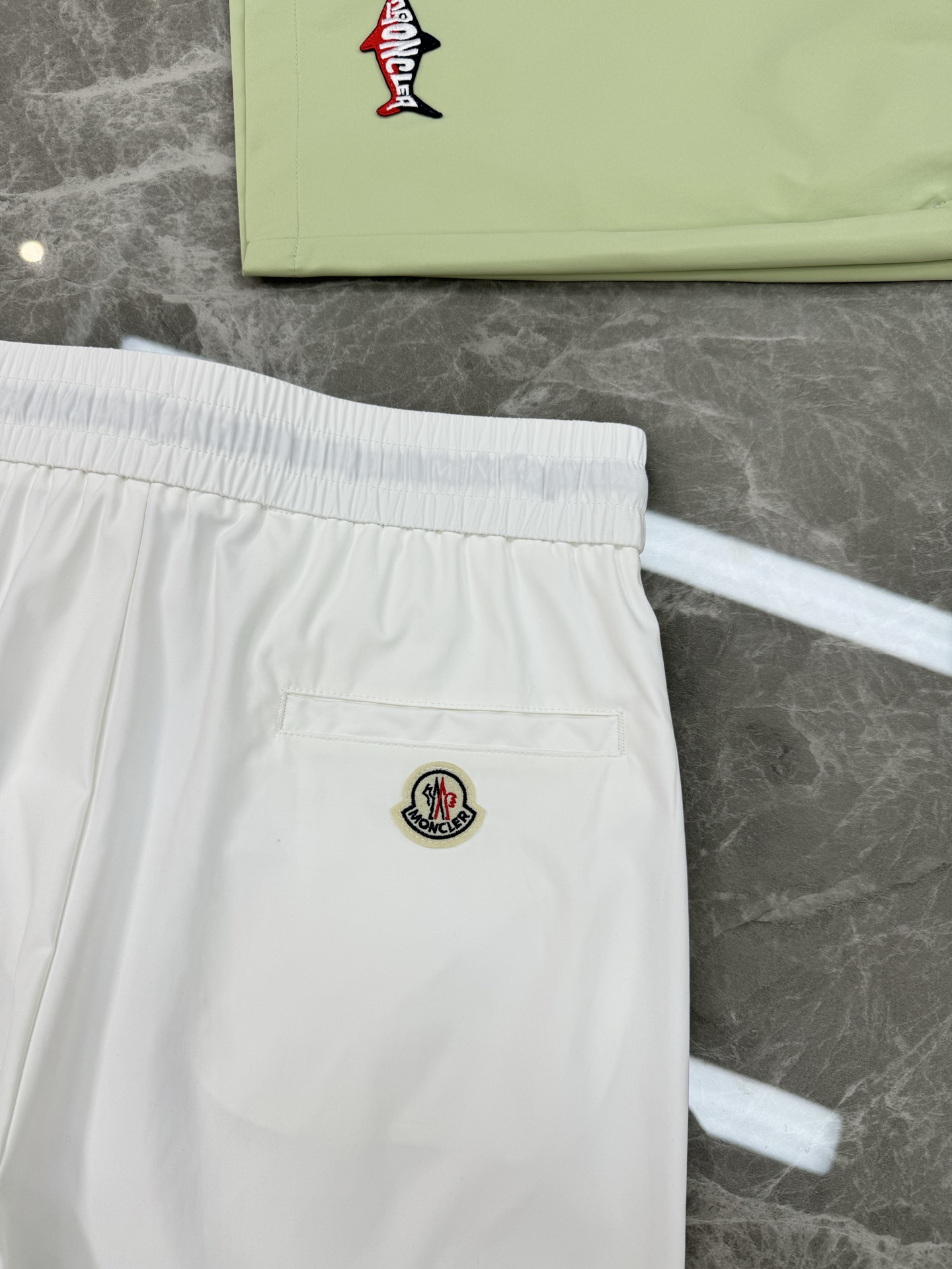 Moncler蒙口新款25s五分短裤！冰爽舒适.品牌LoGO鱼形绣花标识.经典字母搭配.后口袋小帽子章仔