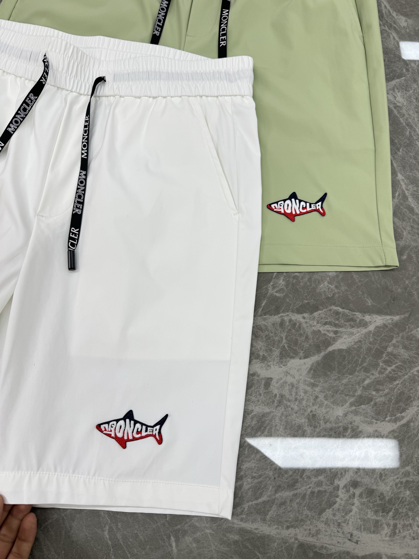 Moncler蒙口新款25s五分短裤！冰爽舒适.品牌LoGO鱼形绣花标识.经典字母搭配.后口袋小帽子章仔