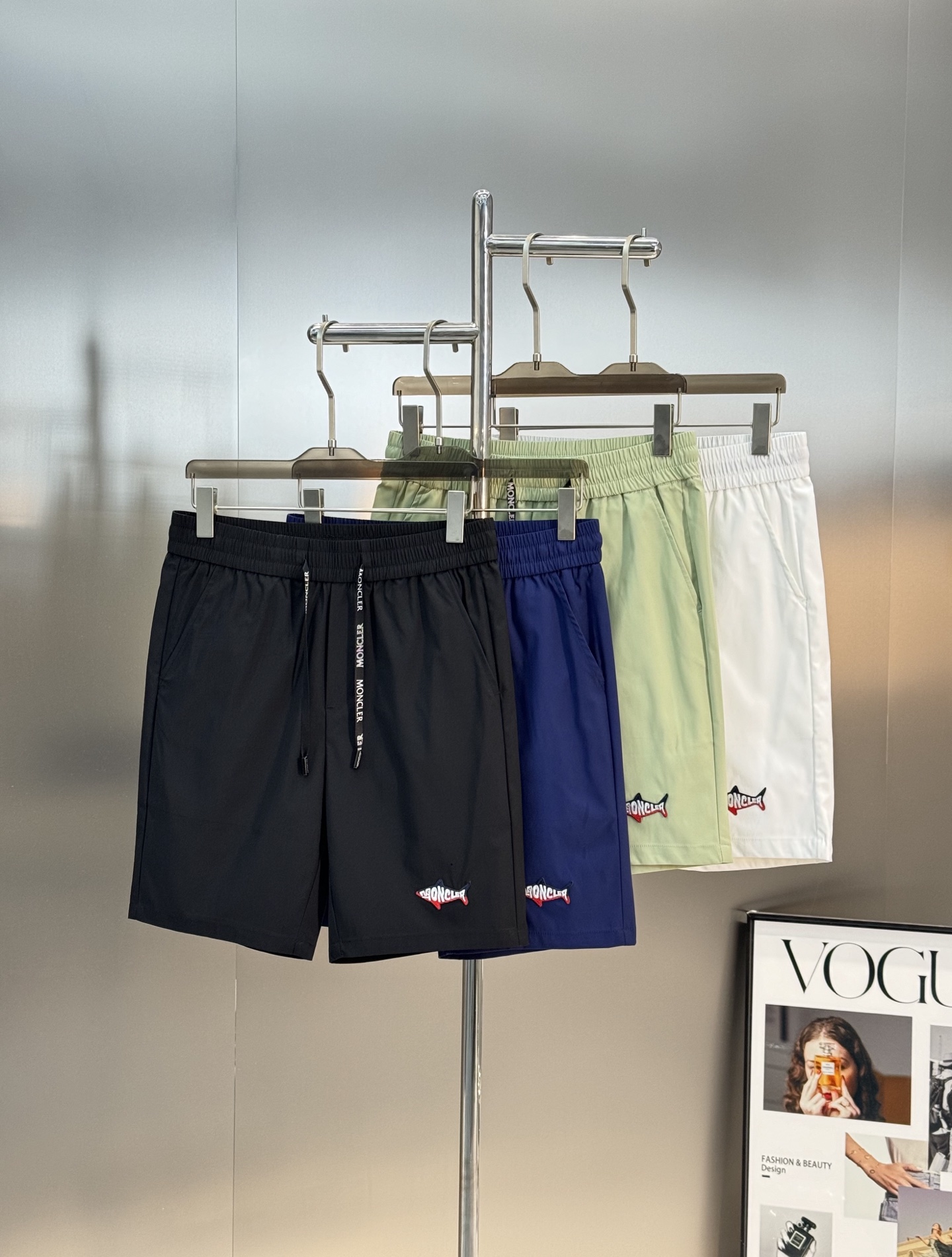 Moncler蒙口新款25s五分短裤！冰爽舒适.品牌LoGO鱼形绣花标识.经典字母搭配.后口袋小帽子章仔