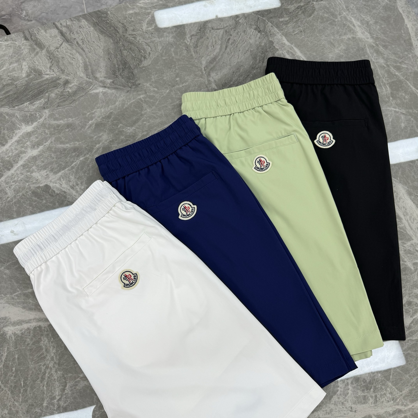 Moncler蒙口新款25s五分短裤！冰爽舒适.品牌LoGO鱼形绣花标识.经典字母搭配.后口袋小帽子章仔