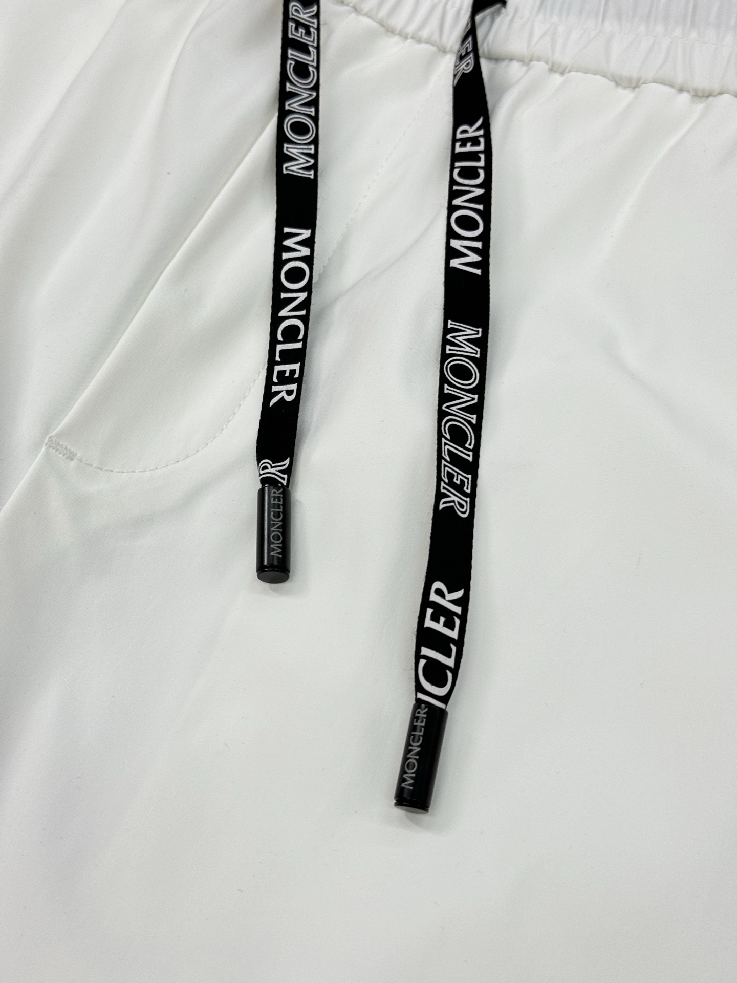 Moncler蒙口新款25s五分短裤！冰爽舒适.品牌LoGO鱼形绣花标识.经典字母搭配.后口袋小帽子章仔