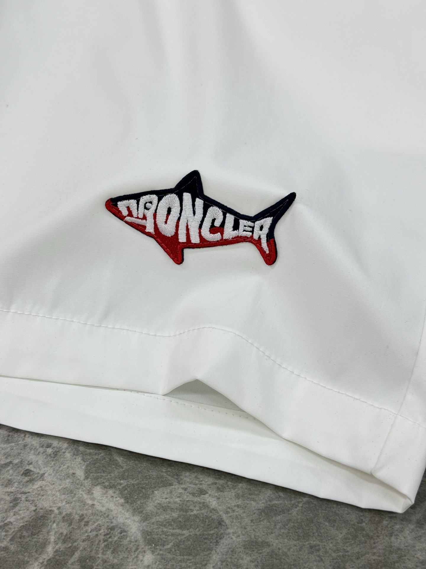 Moncler蒙口新款25s五分短裤！冰爽舒适.品牌LoGO鱼形绣花标识.经典字母搭配.后口袋小帽子章仔