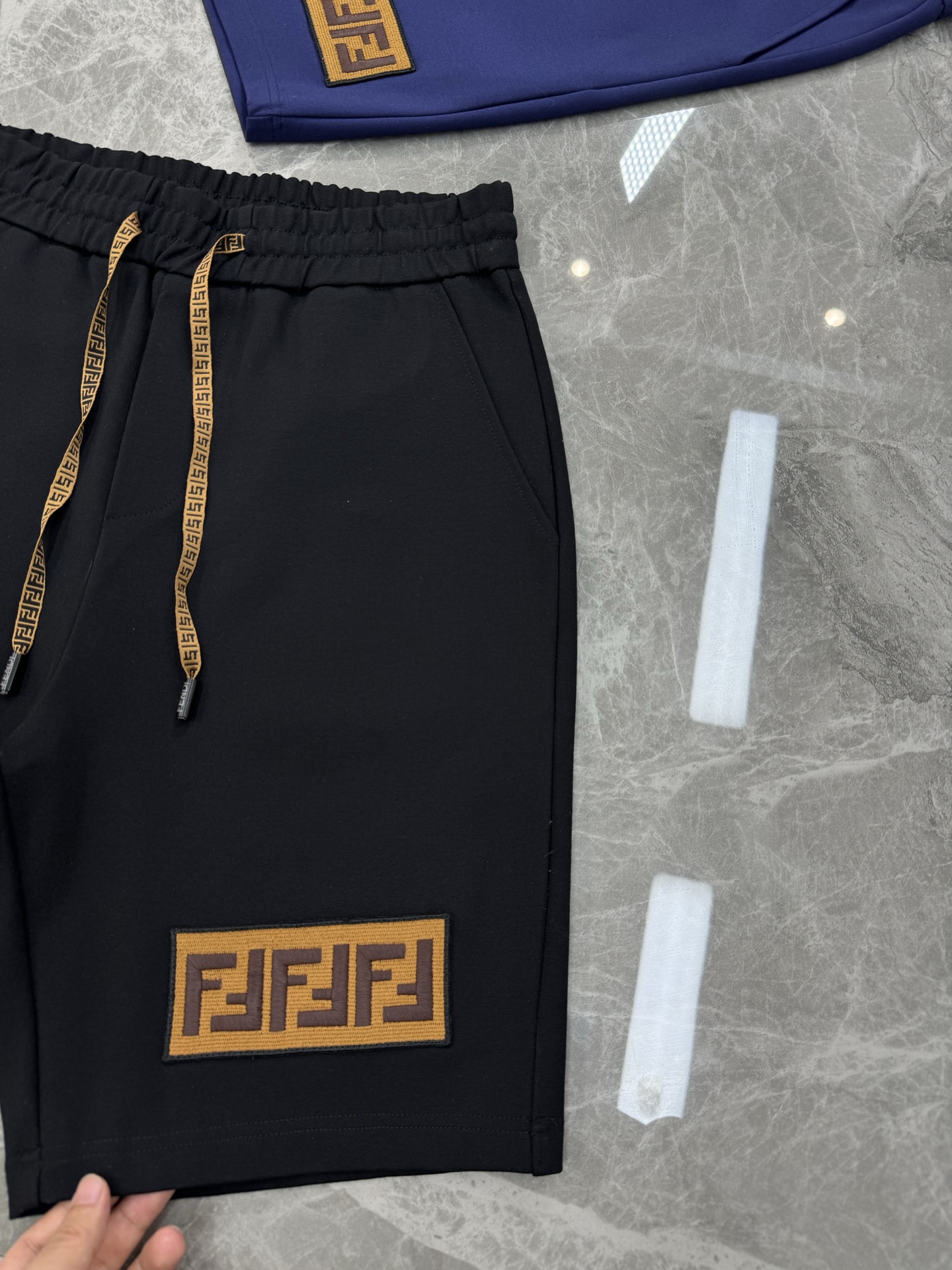 FEND*芬迪25s夏季情侣休闲五分抽绳短裤.非常强悍的FF字母绣花标识.提升裤子整体层次..优选高端锦