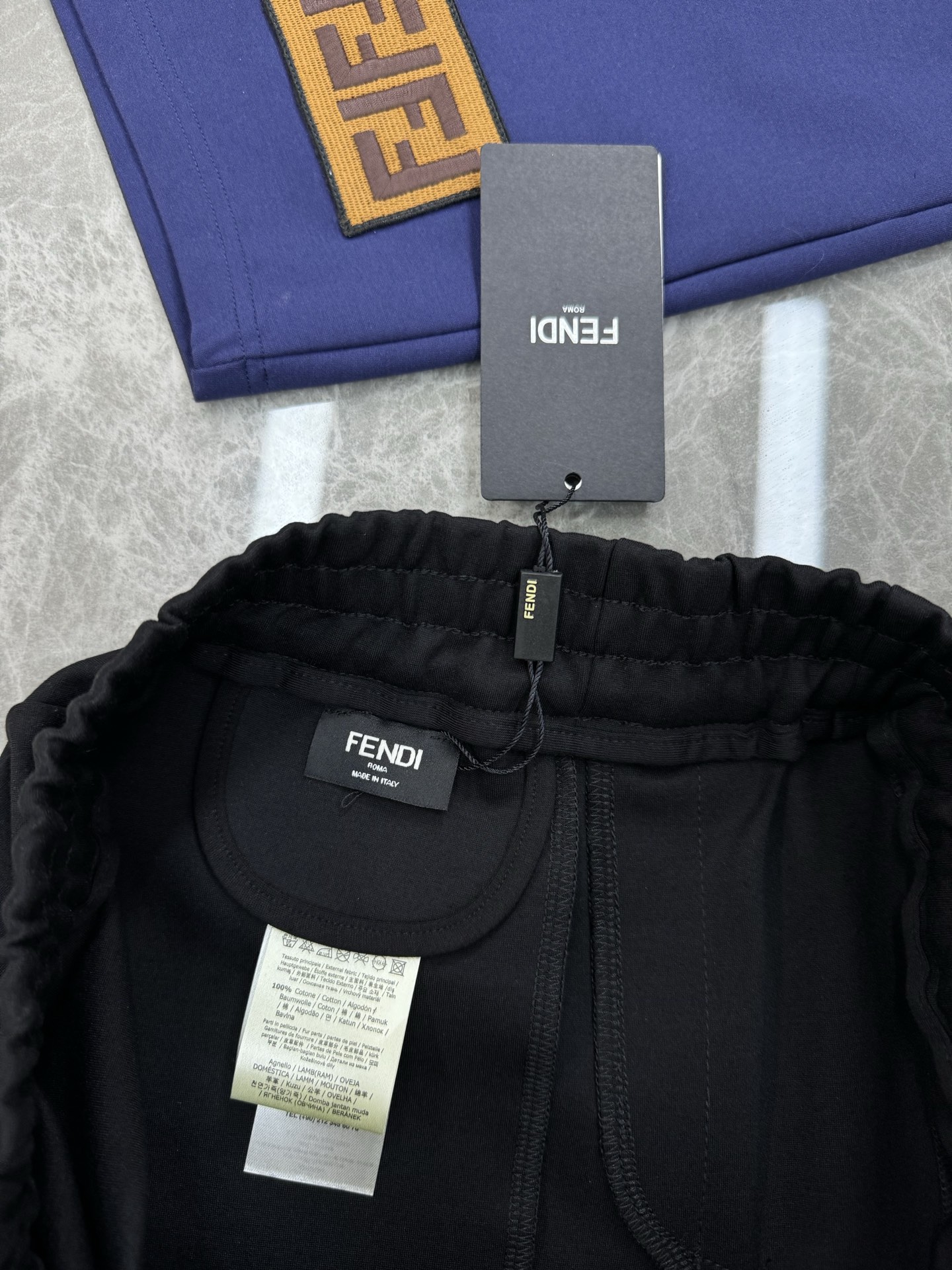 FEND*芬迪25s夏季情侣休闲五分抽绳短裤.非常强悍的FF字母绣花标识.提升裤子整体层次..优选高端锦