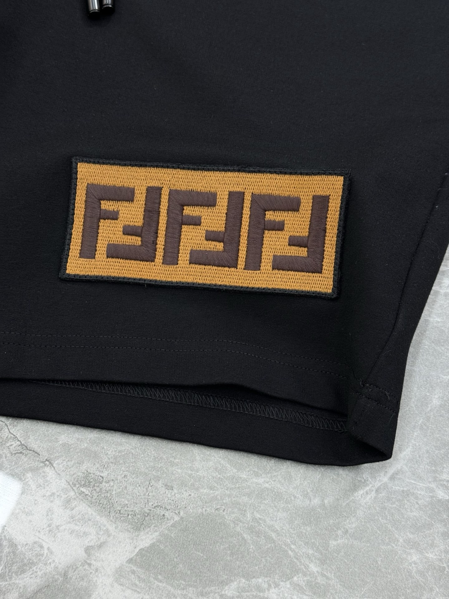 FEND*芬迪25s夏季情侣休闲五分抽绳短裤.非常强悍的FF字母绣花标识.提升裤子整体层次..优选高端锦