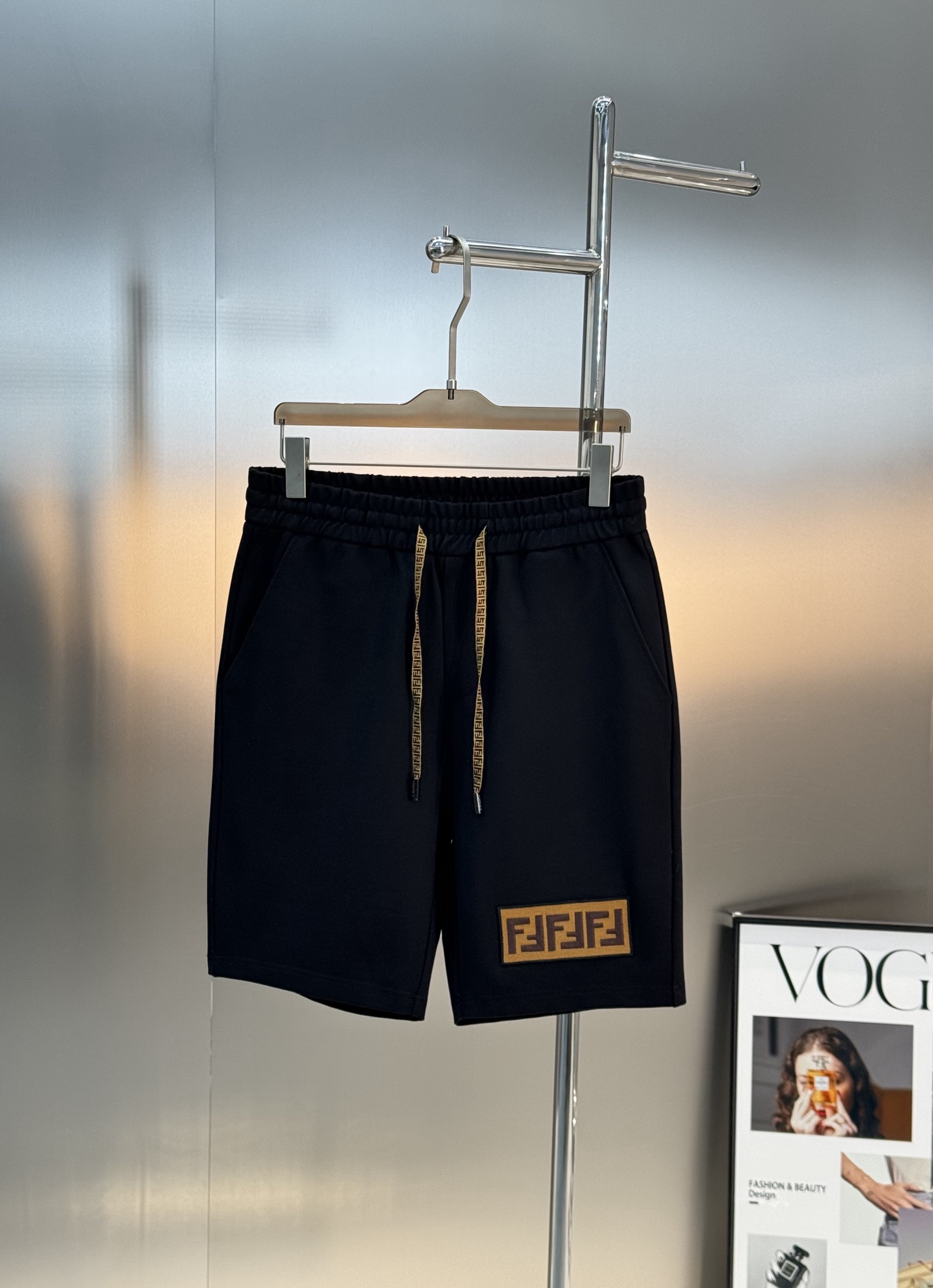 FEND*芬迪25s夏季情侣休闲五分抽绳短裤.非常强悍的FF字母绣花标识.提升裤子整体层次..优选高端锦