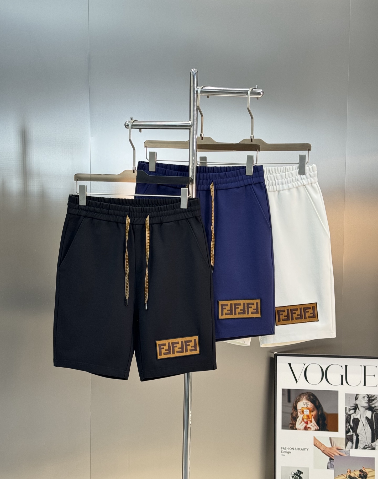 FEND*芬迪25s夏季情侣休闲五分抽绳短裤.非常强悍的FF字母绣花标识.提升裤子整体层次..优选高端锦