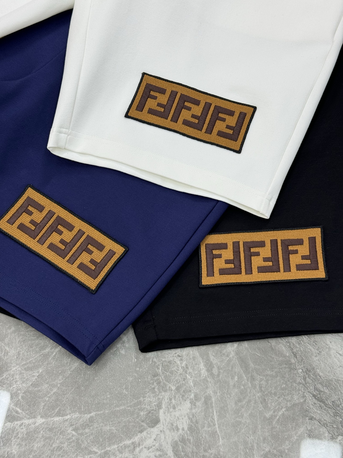 FEND*芬迪25s夏季情侣休闲五分抽绳短裤.非常强悍的FF字母绣花标识.提升裤子整体层次..优选高端锦