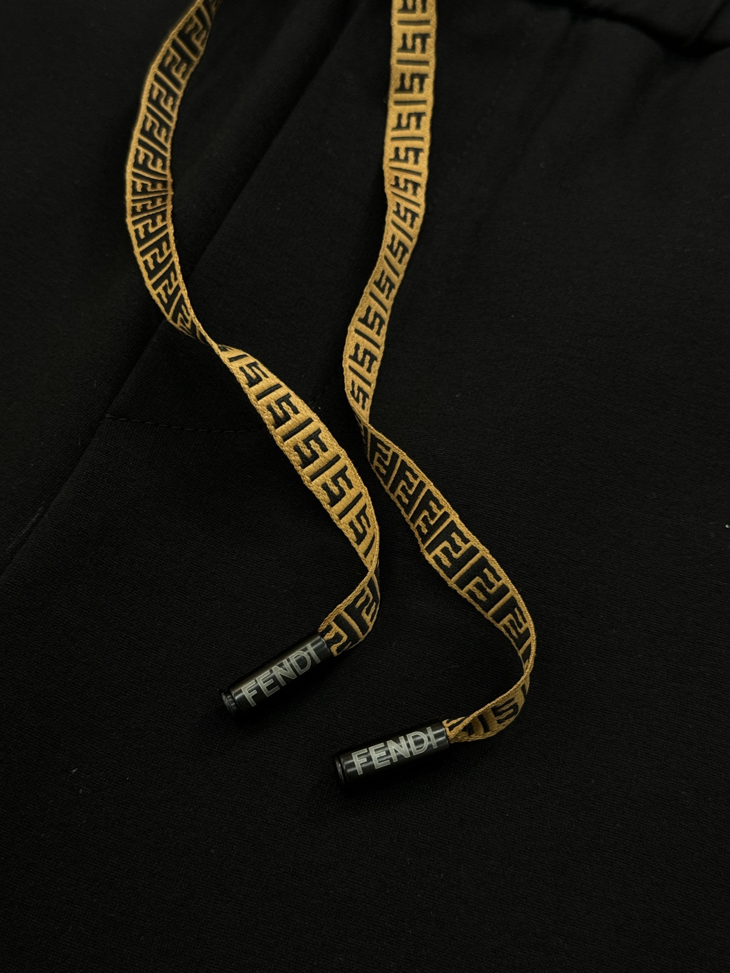 FEND*芬迪25s夏季情侣休闲五分抽绳短裤.非常强悍的FF字母绣花标识.提升裤子整体层次..优选高端锦