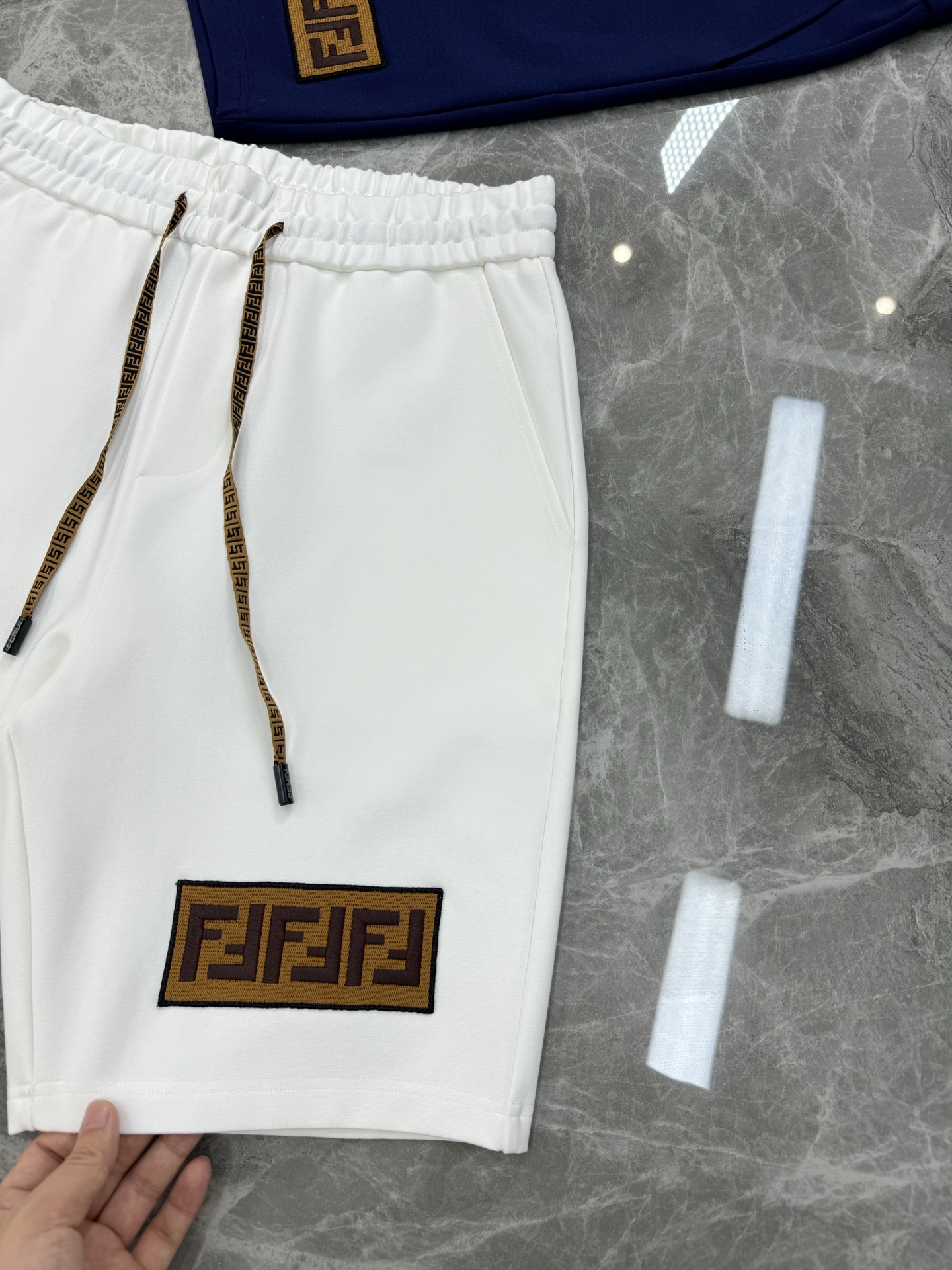 FEND*芬迪25s夏季情侣休闲五分抽绳短裤.非常强悍的FF字母绣花标识.提升裤子整体层次..优选高端锦