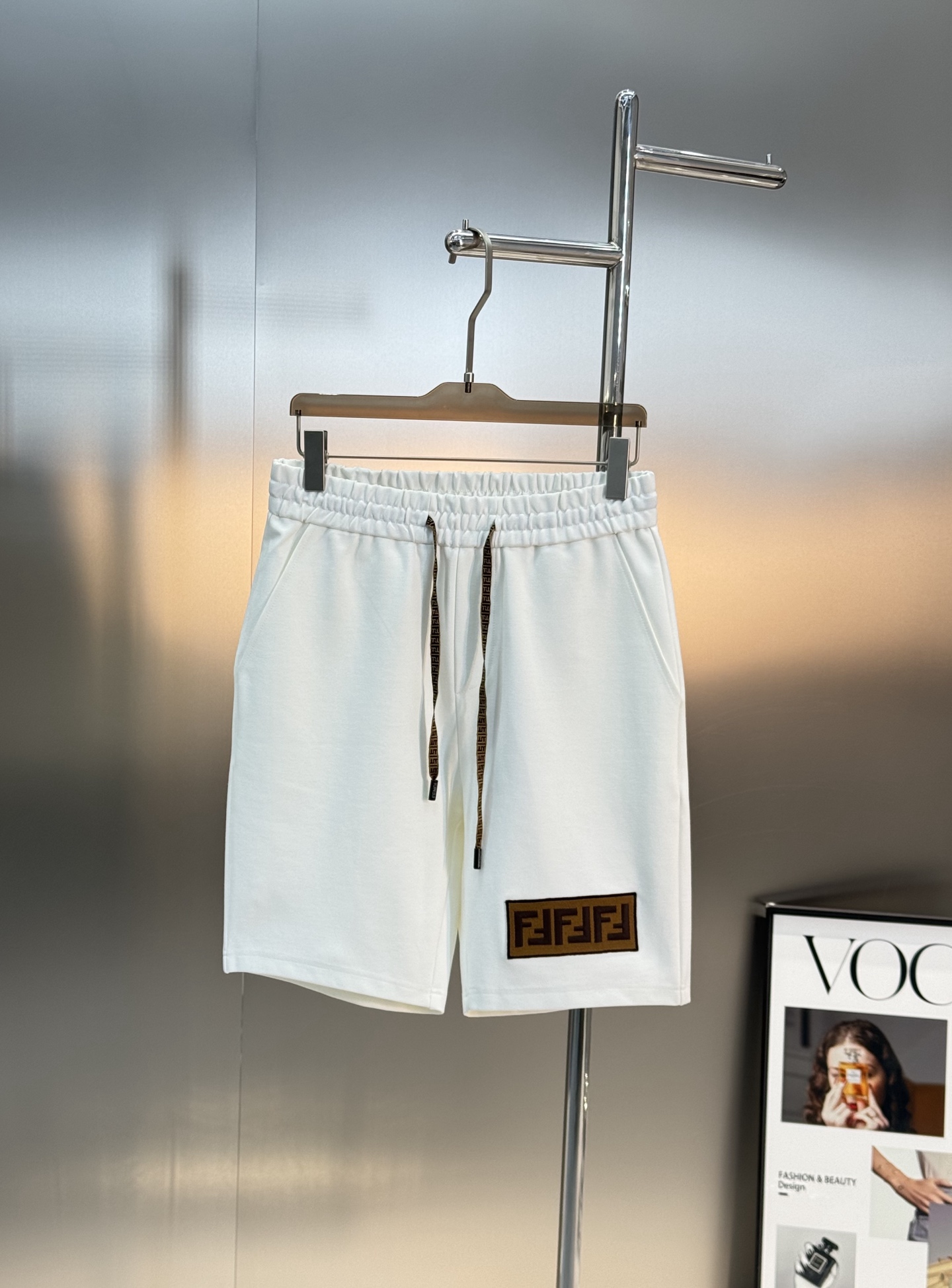 FEND*芬迪25s夏季情侣休闲五分抽绳短裤.非常强悍的FF字母绣花标识.提升裤子整体层次..优选高端锦