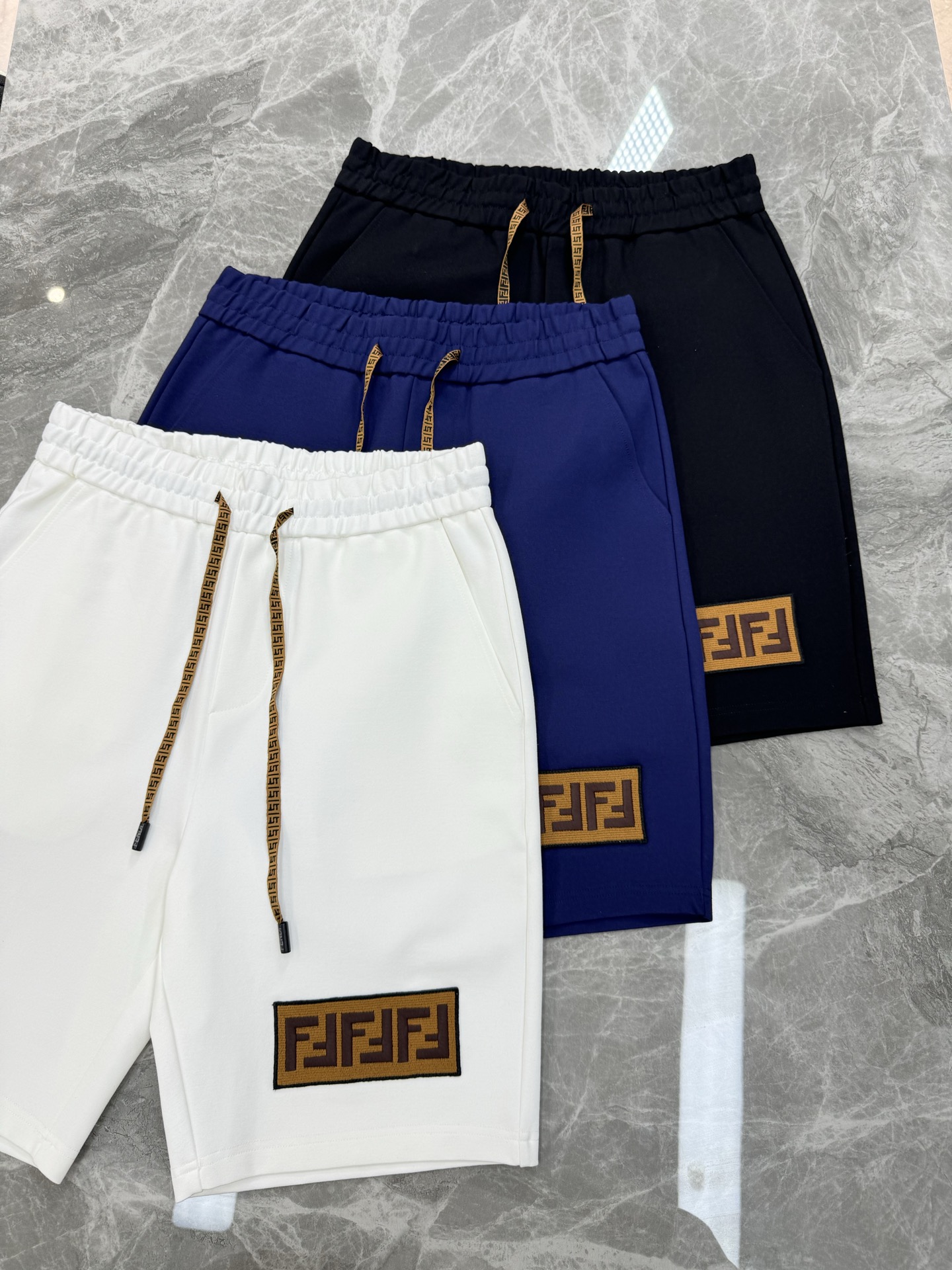 FEND*芬迪25s夏季情侣休闲五分抽绳短裤.非常强悍的FF字母绣花标识.提升裤子整体层次..优选高端锦