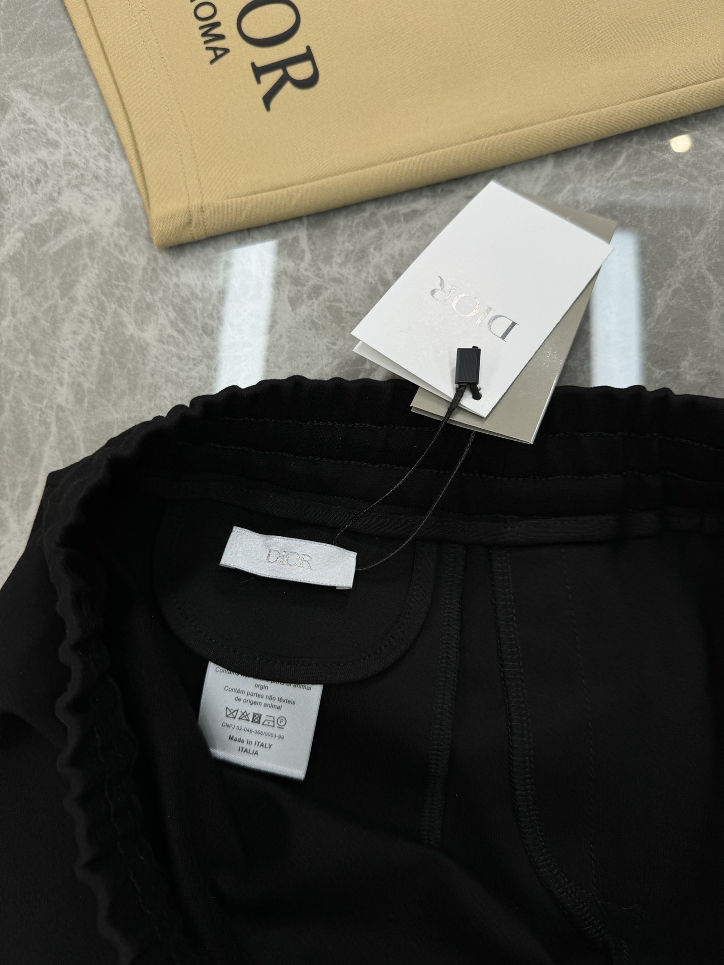 Dio*r迪-奥25s新款五分短裤.经典品牌字母基础款烫画设计.定制高端锦棉面料.面料品质高级舒适.质感