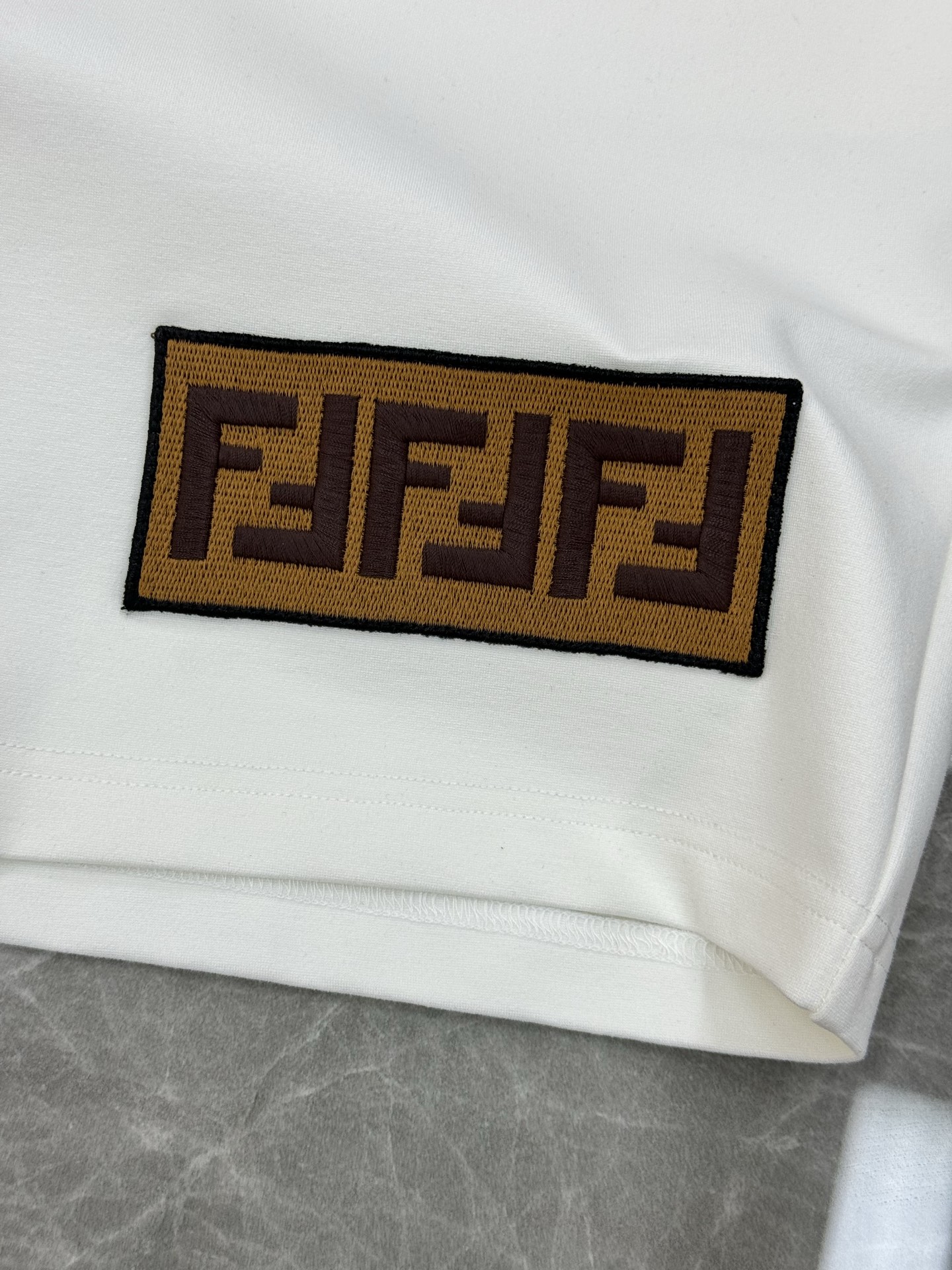 FEND*芬迪25s夏季情侣休闲五分抽绳短裤.非常强悍的FF字母绣花标识.提升裤子整体层次..优选高端锦