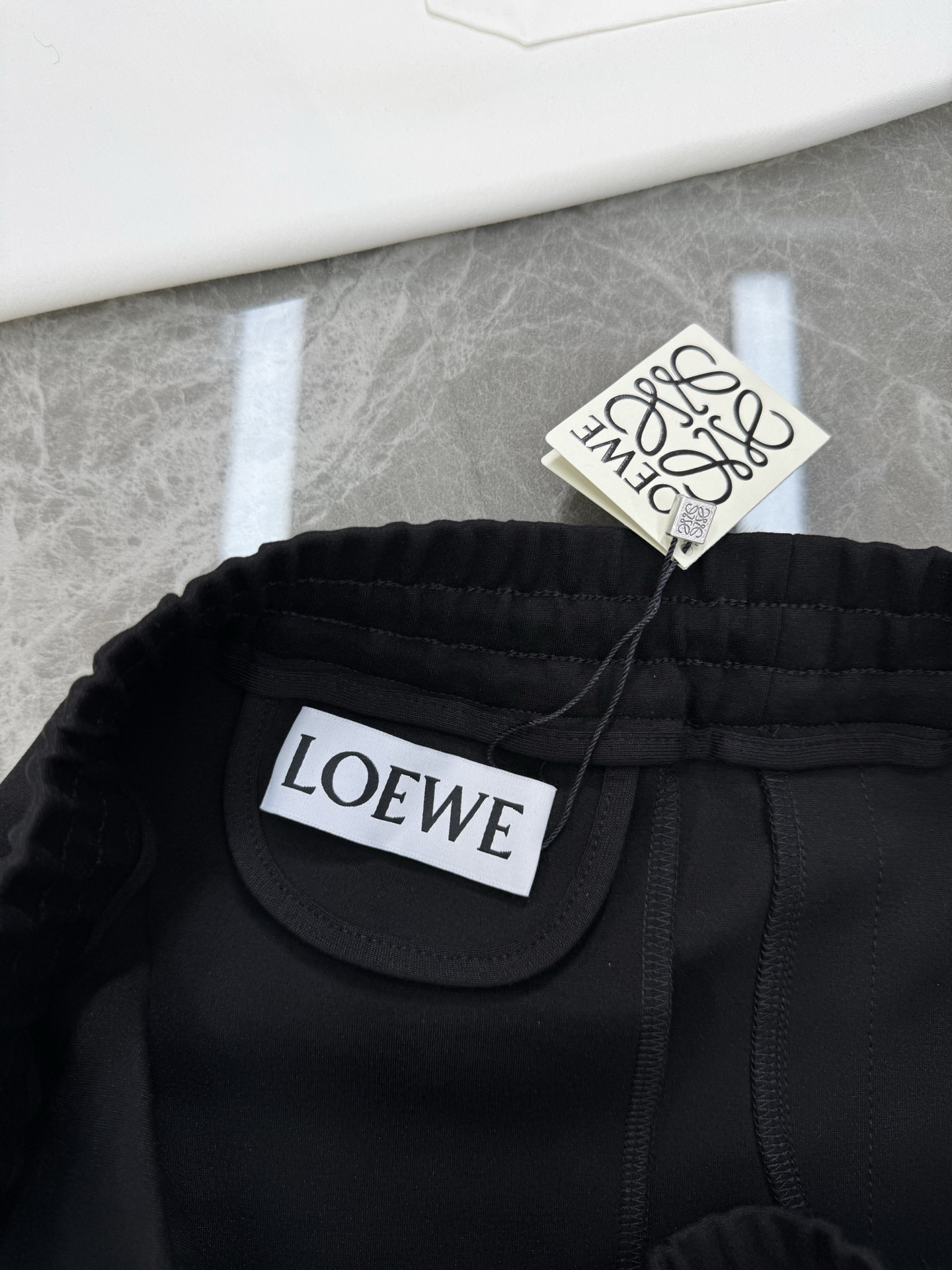 LOEWE罗意威25s夏季新款五分短裤！爆款推荐！完美3D刺绣品牌图形.后口袋刺绣🪡工艺.完美的丰富大家
