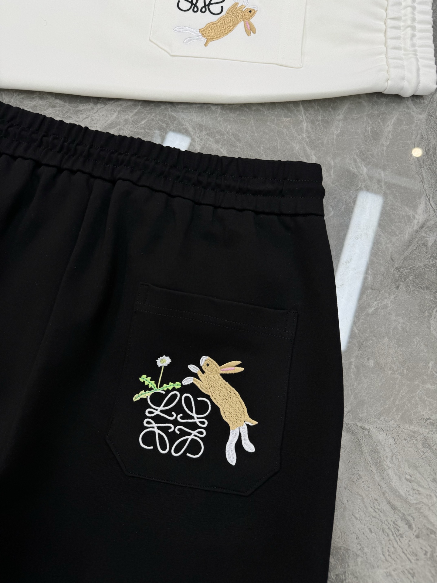 LOEWE罗意威25s夏季新款五分短裤！爆款推荐！完美3D刺绣品牌图形.后口袋刺绣🪡工艺.完美的丰富大家