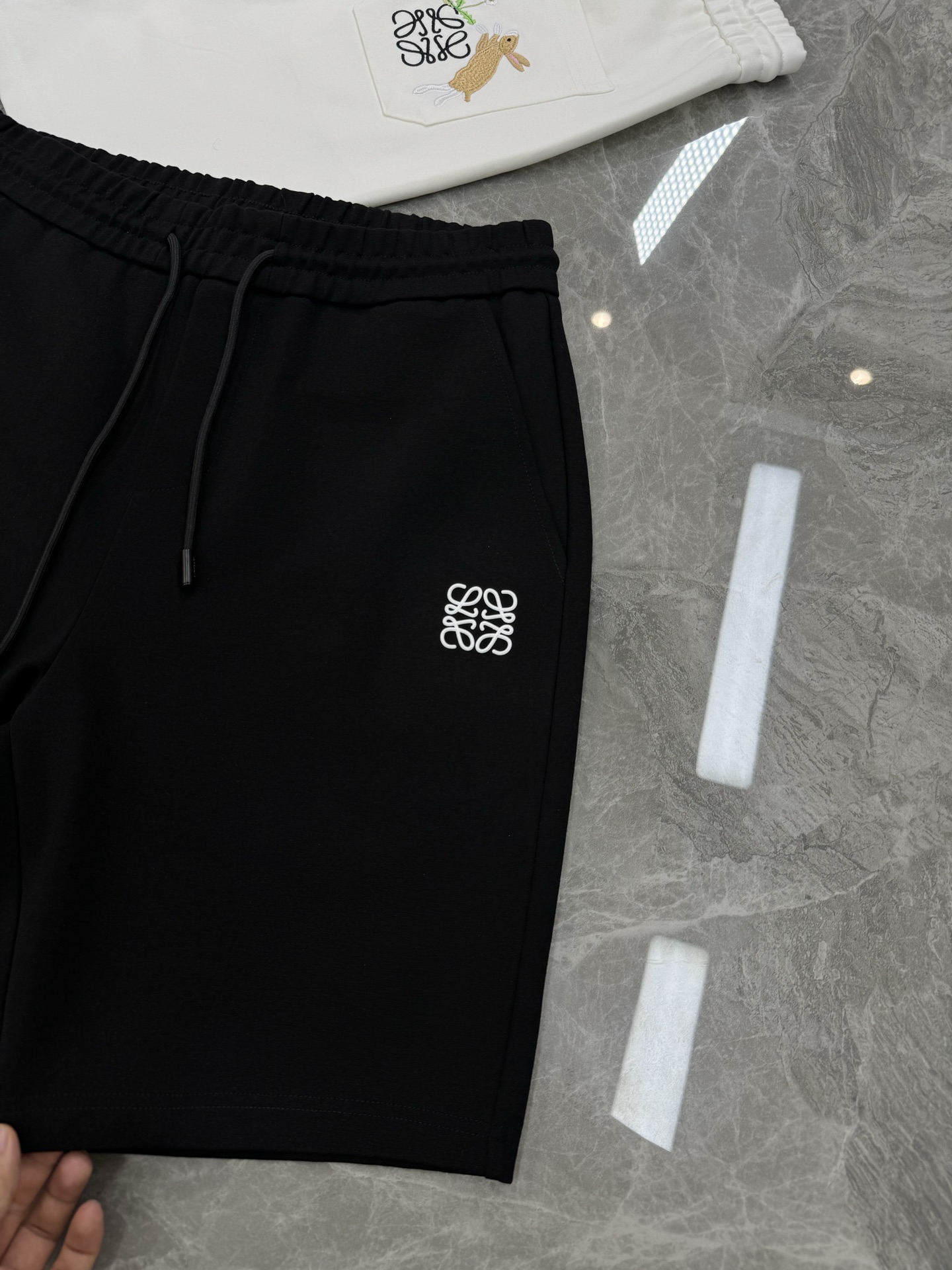 LOEWE罗意威25s夏季新款五分短裤！爆款推荐！完美3D刺绣品牌图形.后口袋刺绣🪡工艺.完美的丰富大家