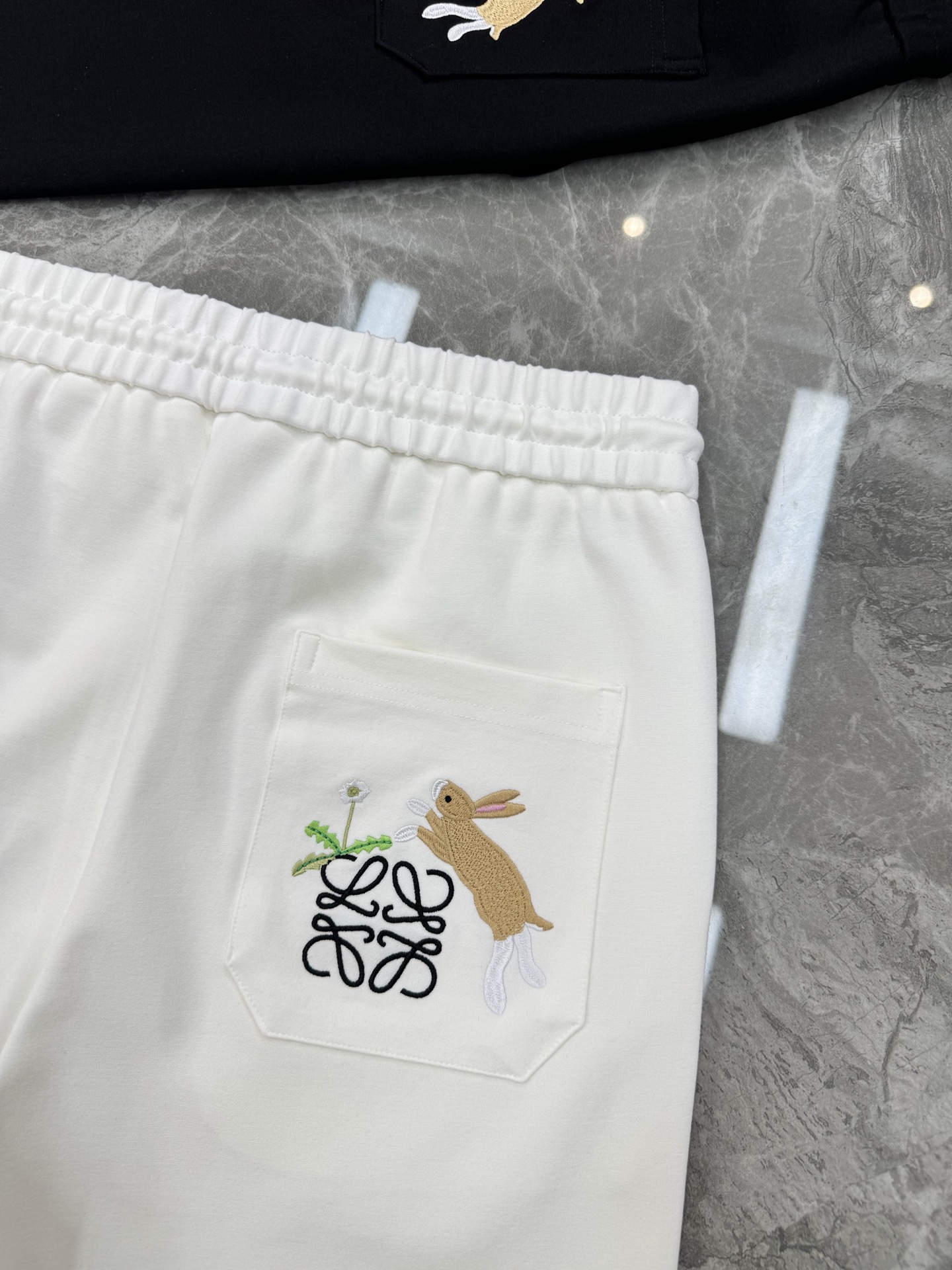 LOEWE罗意威25s夏季新款五分短裤！爆款推荐！完美3D刺绣品牌图形.后口袋刺绣🪡工艺.完美的丰富大家