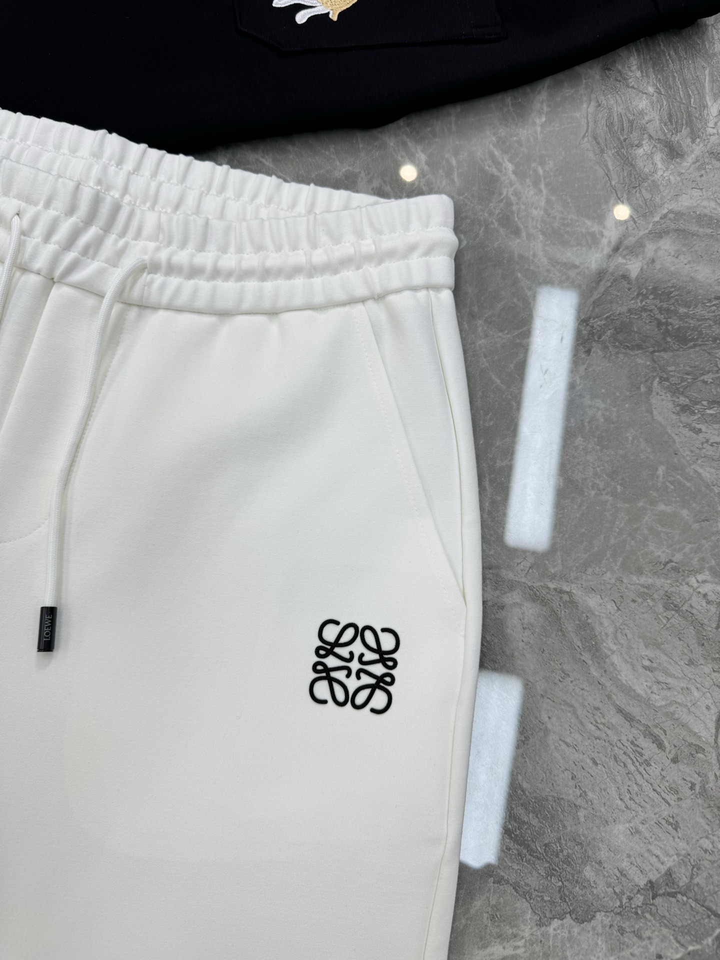 LOEWE罗意威25s夏季新款五分短裤！爆款推荐！完美3D刺绣品牌图形.后口袋刺绣🪡工艺.完美的丰富大家