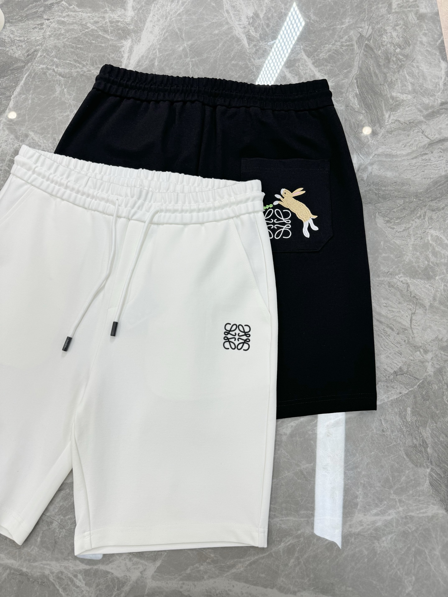 LOEWE罗意威25s夏季新款五分短裤！爆款推荐！完美3D刺绣品牌图形.后口袋刺绣🪡工艺.完美的丰富大家