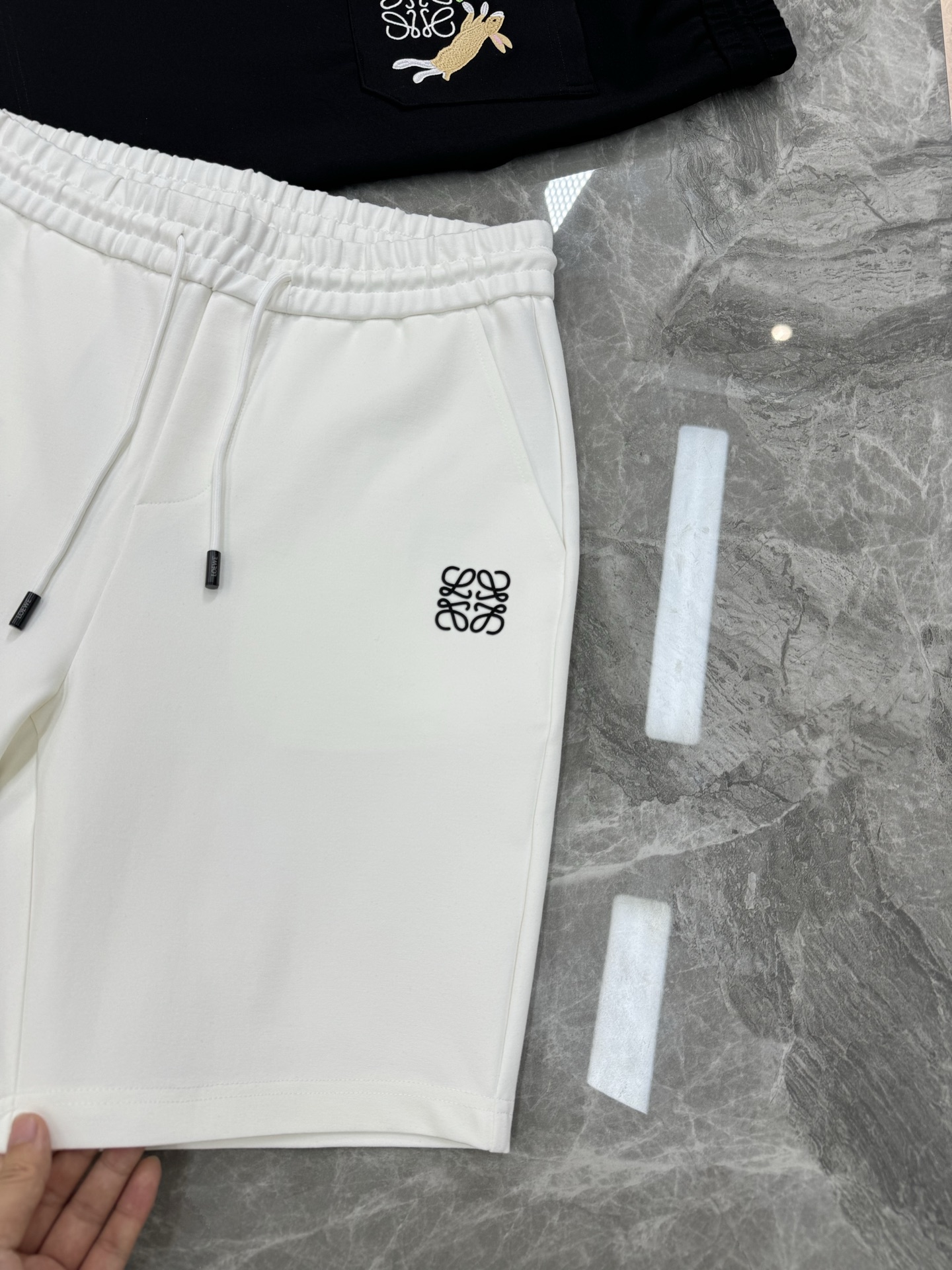 LOEWE罗意威25s夏季新款五分短裤！爆款推荐！完美3D刺绣品牌图形.后口袋刺绣🪡工艺.完美的丰富大家