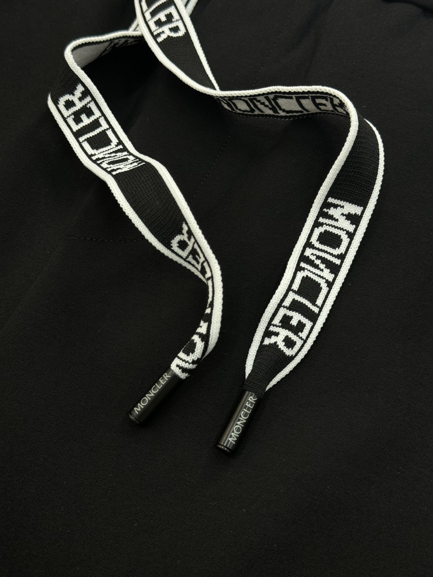 Moncler蒙口*25s潮牌五分短裤❤️男女同款！休闲运动风格.经典大牌新推系列将吊绳字母搭配图形巧妙