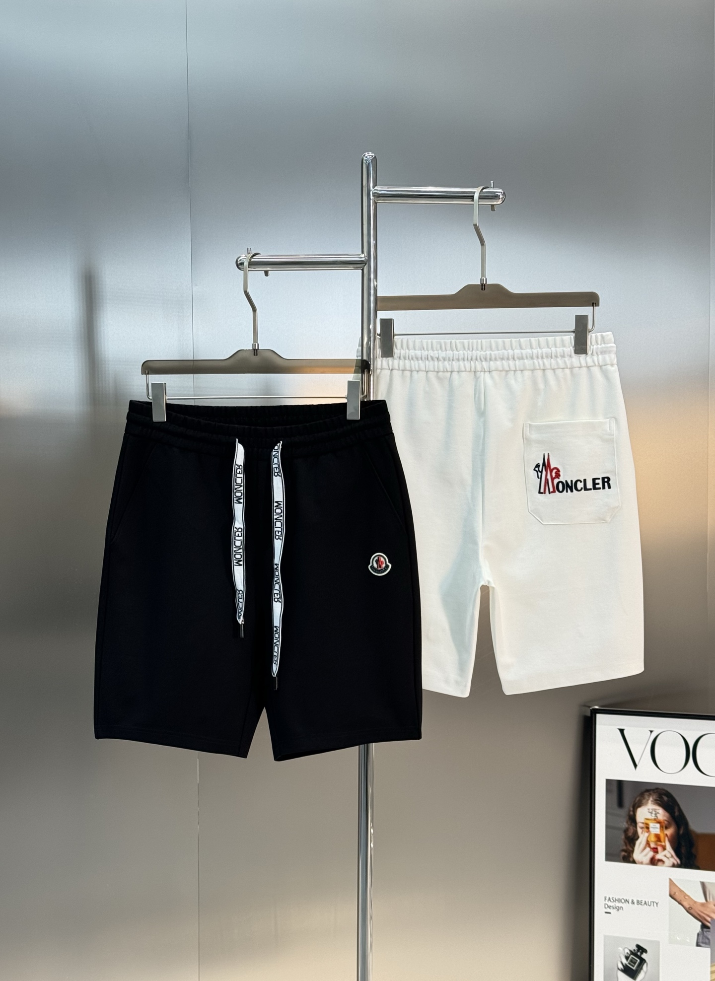 NO:439118,Short-sleeved shorts Moncler covert *25s trendy five-point shorts for men and women!  Casual sports style. The new classic brand new series cleverly integrates the letters of hanging ropes with graphics into sportswear design. Classic small hats embroidered with badges under the pocket. The back pocket brand letter logo is heavy industry three-dimensional embroidery. Classic blue and red color matching. The original hanging rope embellishes. A series of sports style items full of retro style are shaped to show exquisite style. The imported high-density brocade cotton fabric is preferred. It has a thick and dense feel!  Awesome pop sport style!  Color black. White. Number of code M-3XL/29-36 (S and 4xl can be customized)/140 jin recommended L, Moncler, shorts, T-shirt, hats, alexander wang19860909短袖 短裤 Moncler蒙口*25s潮牌五分短裤男女同款！休闲运动风格.经典大牌新推系列将吊绳字母搭配图形巧妙融入运动装设计,经典小帽子绣花徽章字口袋下方点缀.后口袋品牌字母标识重工立体绣花.经典蓝红色彩搭配.原版吊绳点缀.塑就一系列充满复古风情的运动风单品.彰显精致格调.优选进口高密度锦棉面料.且手感厚实绵密！超赞的流行运动风格！颜色黑色.白色.码数M-3XL/29-36（S和4xl可订做）/140斤建议L,,Moncler,shorts,T-shirt,hats,alexander wang,Men's clothing